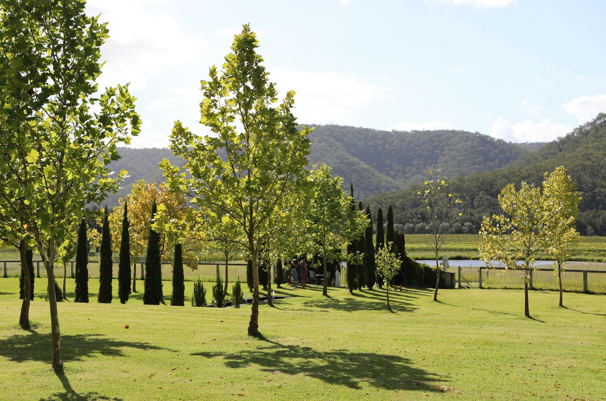 Eine malerische Landschaft aus sanften Hügeln und gepflegten Gärten