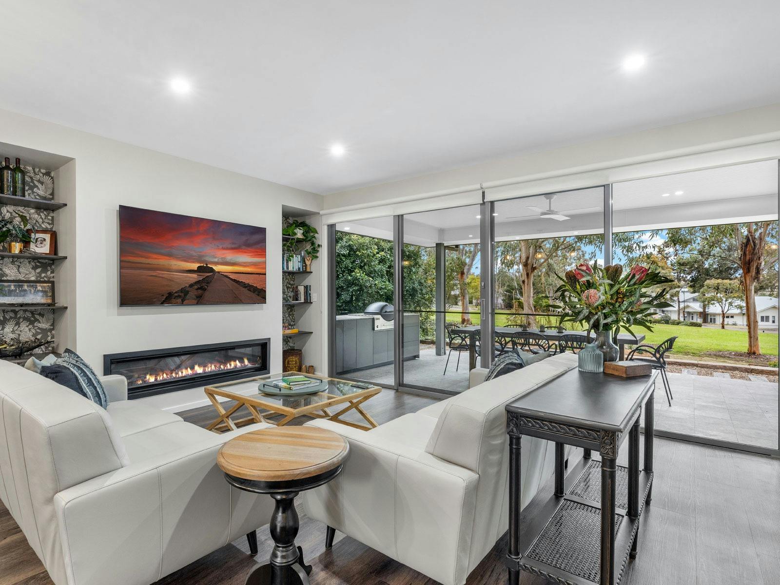 Eukalyptus-Wohnzimmer mit Fernseher und Kamin