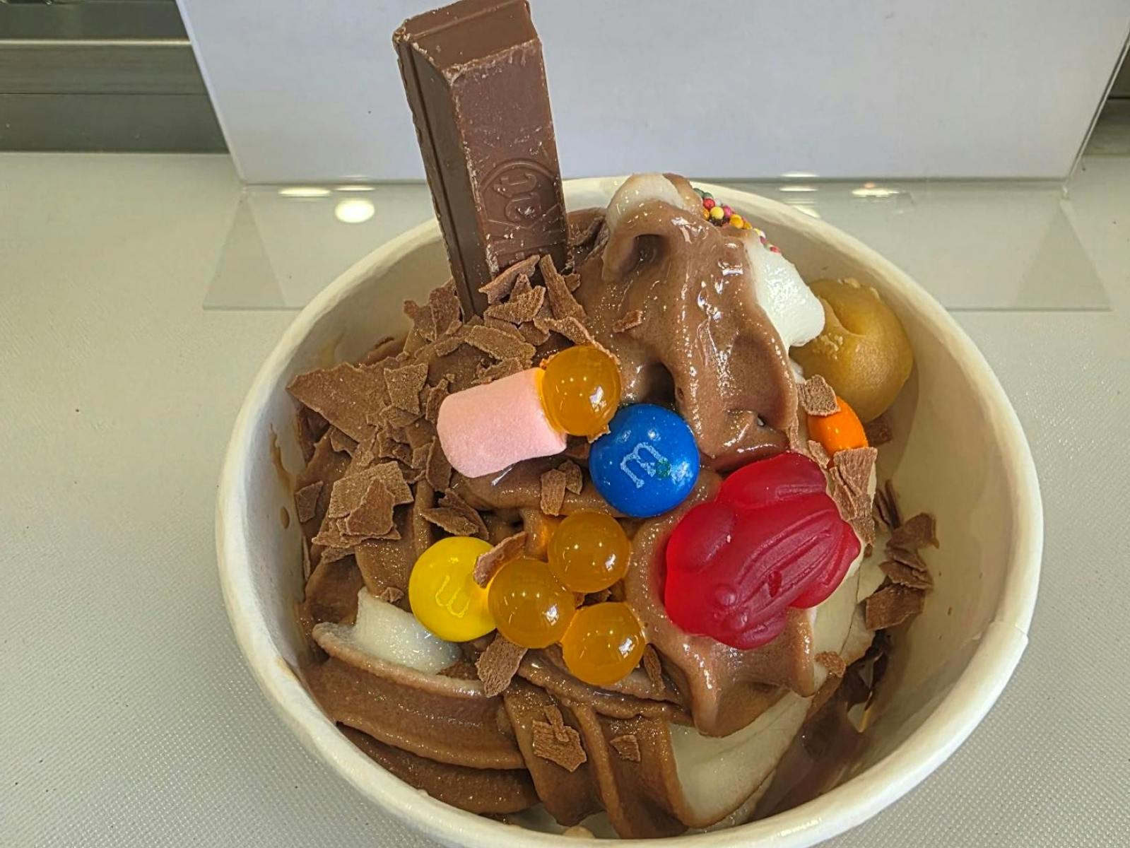 Frozen yoghurt with chocolate toppings
