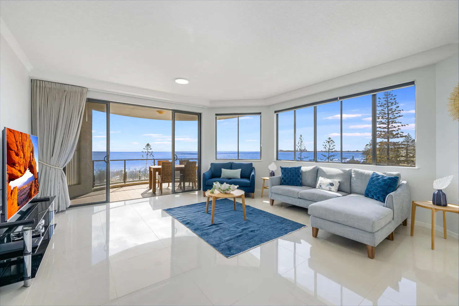 Meridian Alex Beach 3 b/r lounge area