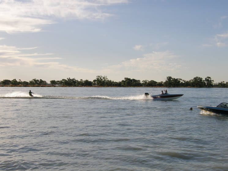 moulamein lake water skiing