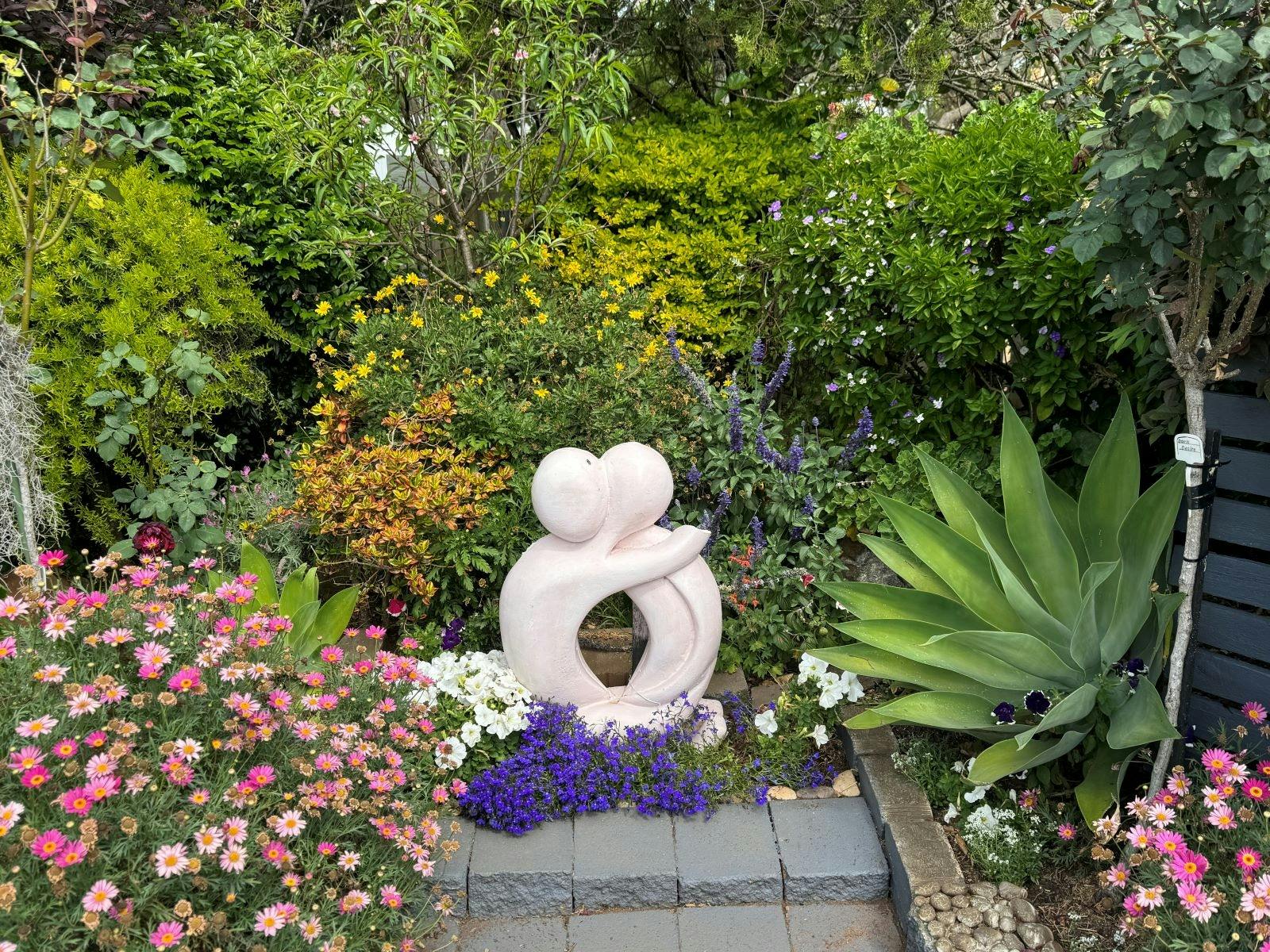 Sculpture of two figures hugging Sculpture of two figures hugging