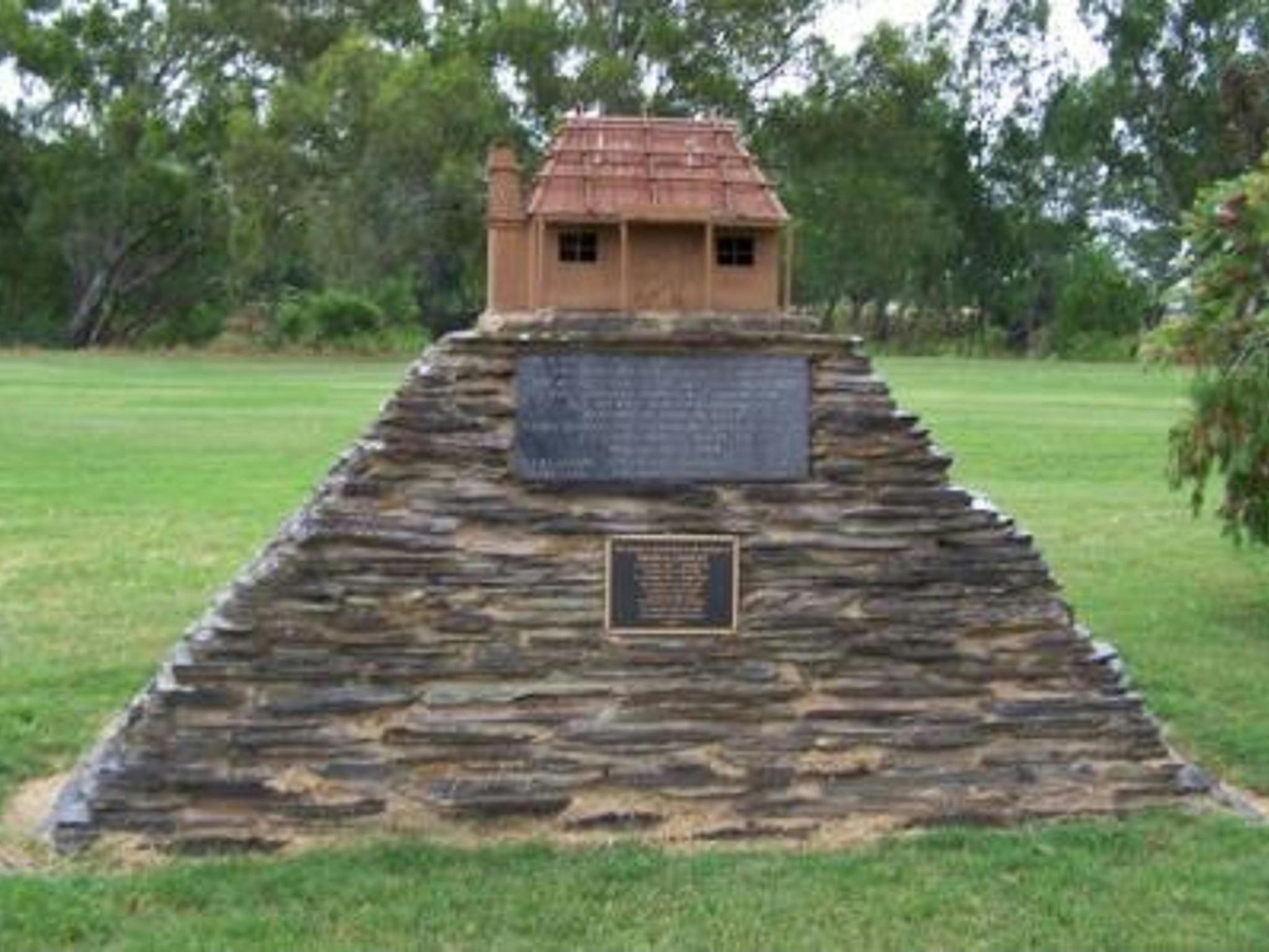 Gundagai Memorial Cairns | NSW Holidays & Accommodation, Things to Do