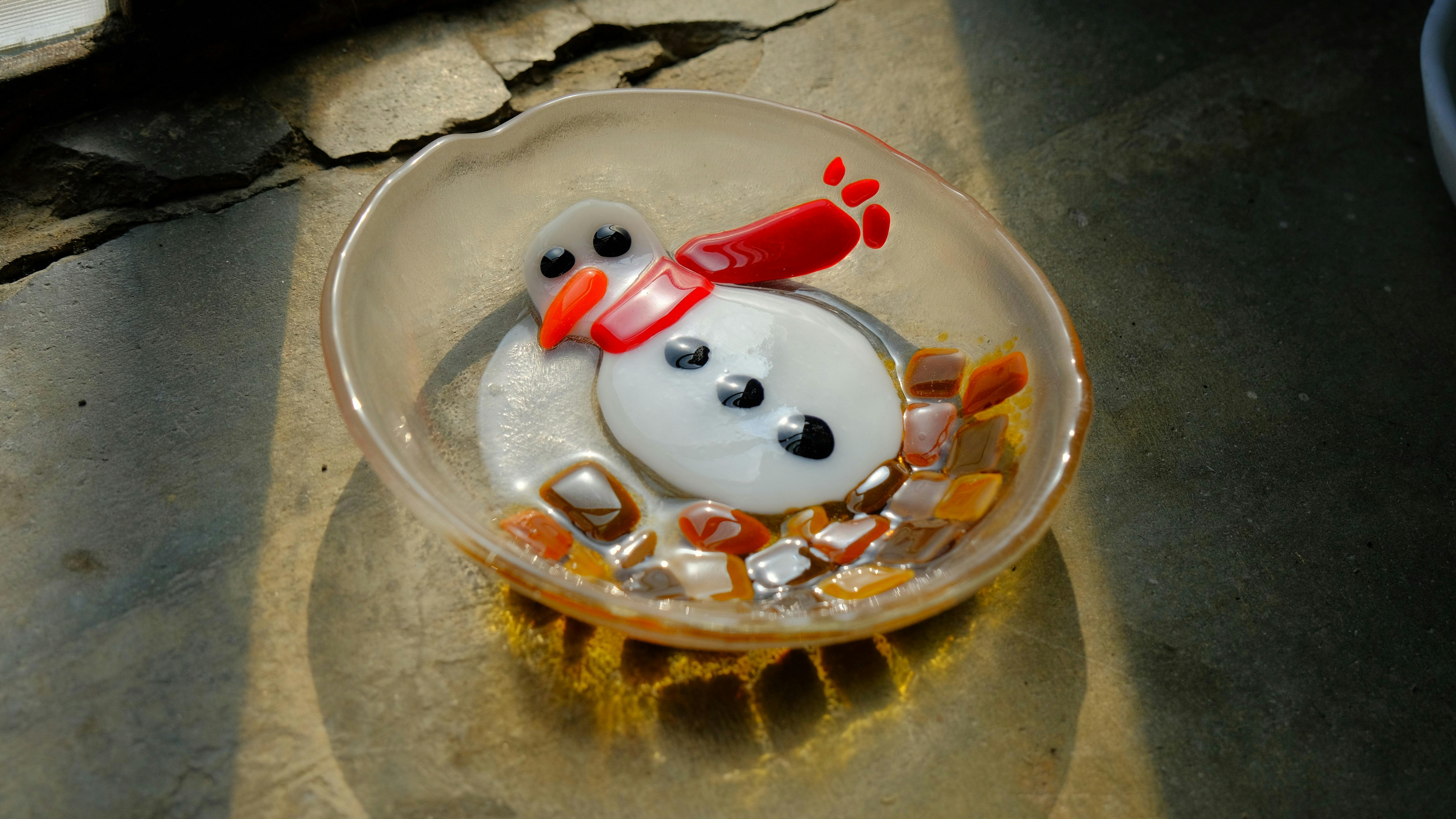 Bowl with snowman design, made of glass, through kilnforming