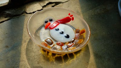 Bowl with snowman design, made of glass, through kilnforming