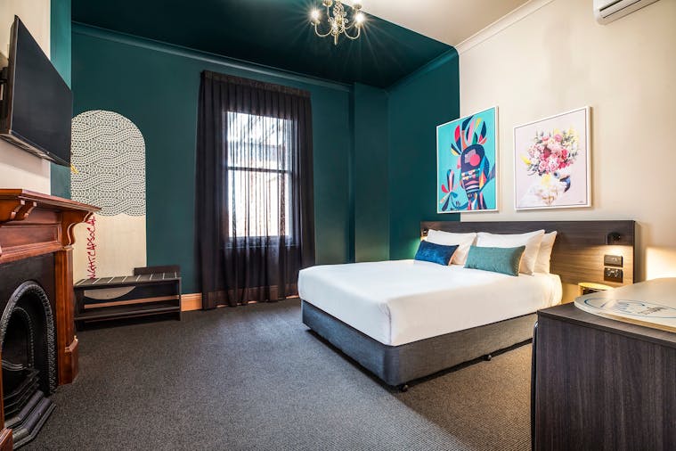 Studio Queen with shared bathroom facilities