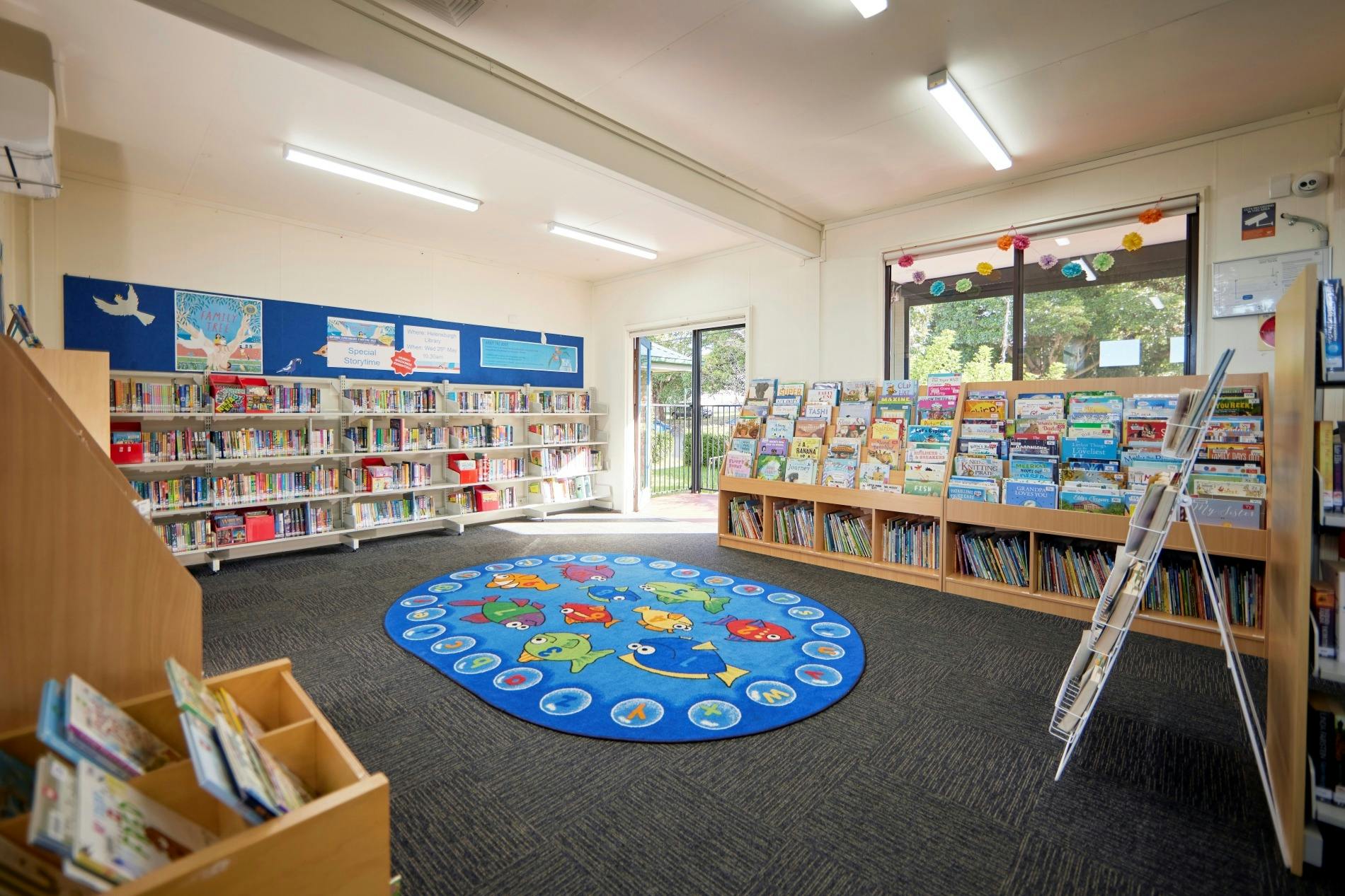 ライブラリーのキッズエリアには、子供向けのカラフルなラグや本があります。