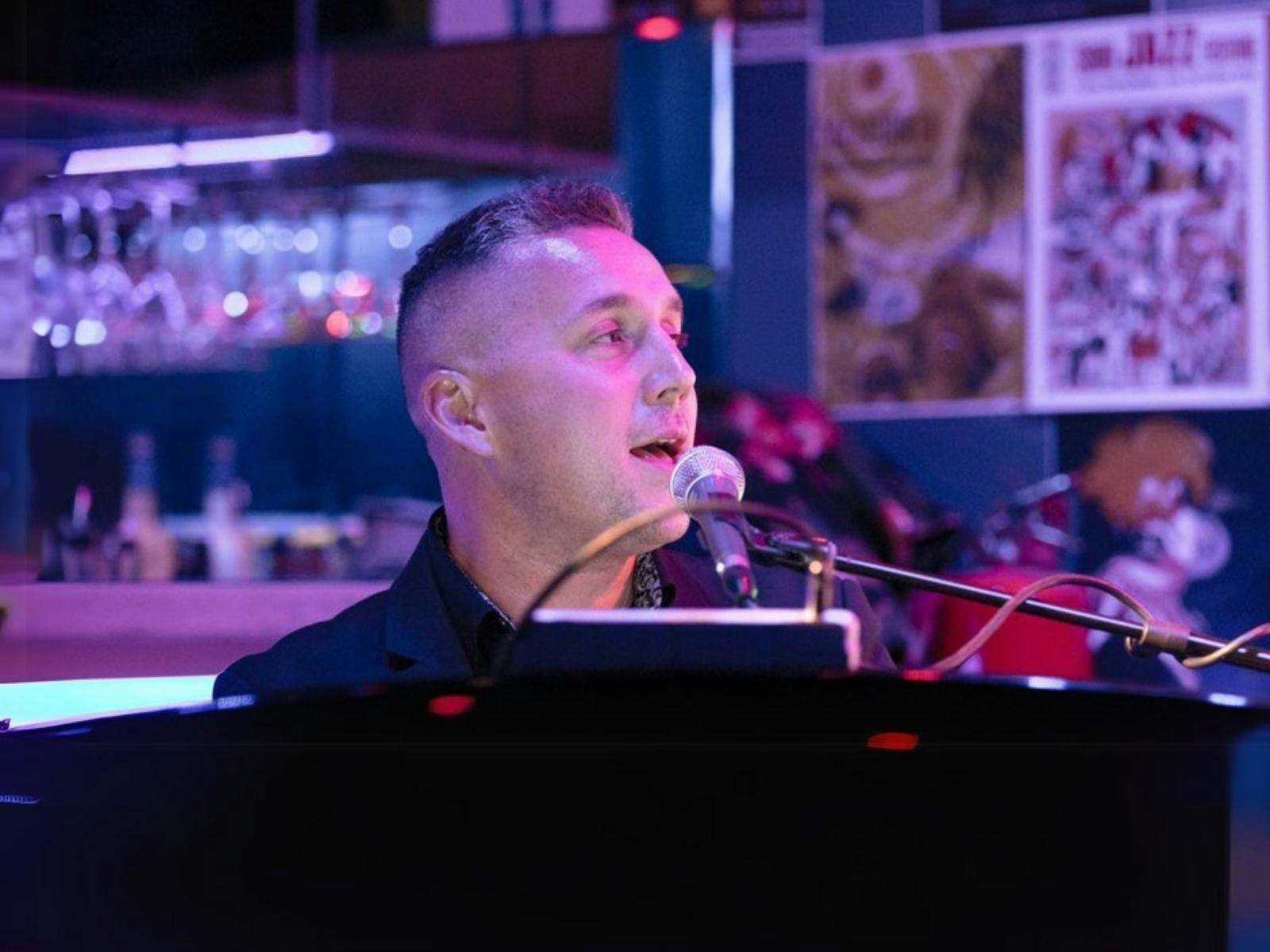 Dave van Elst (The Piano Man) live at the Brewhouse