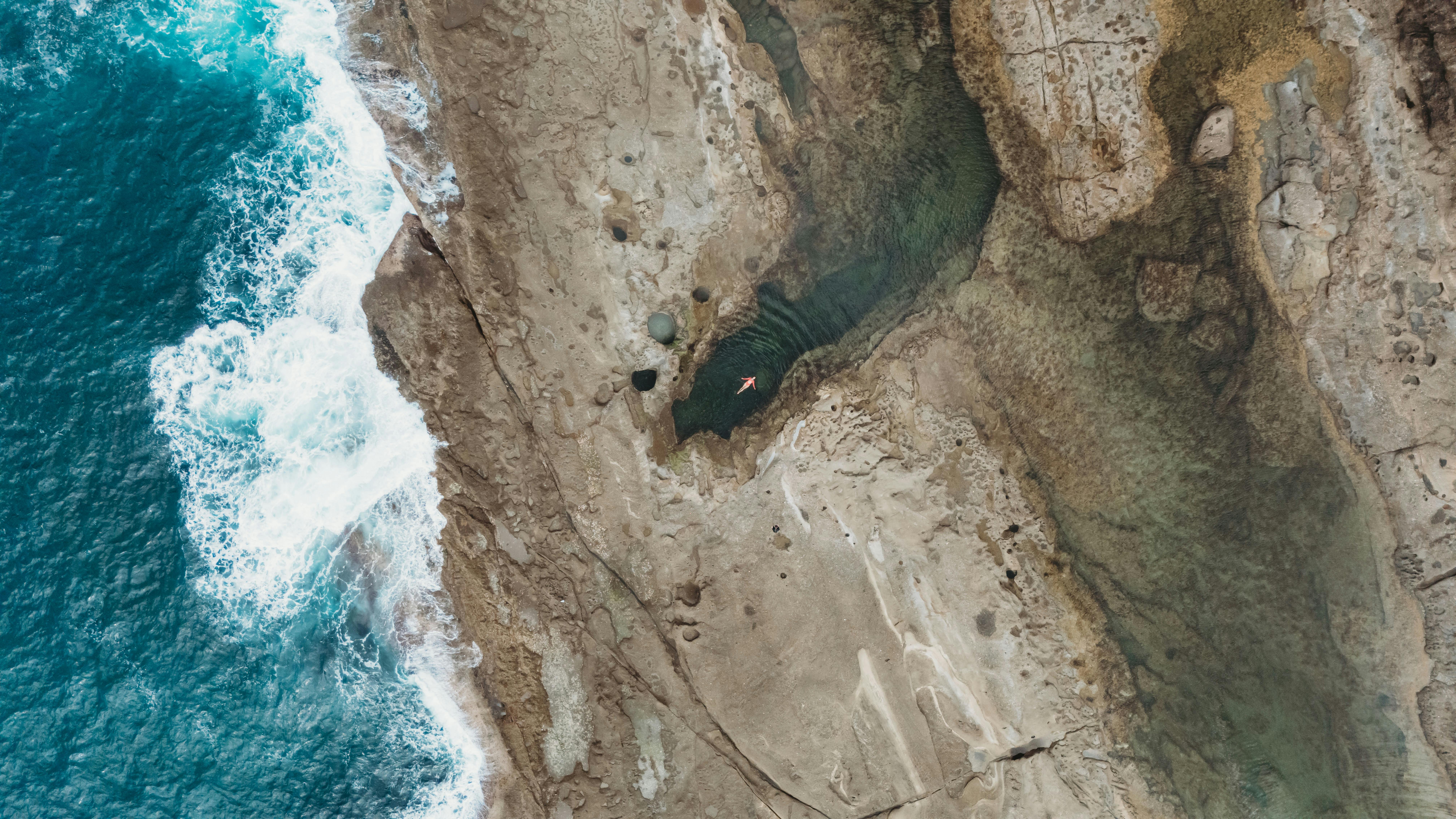 セントラルコーストの岩のプールで浮かぶ少女