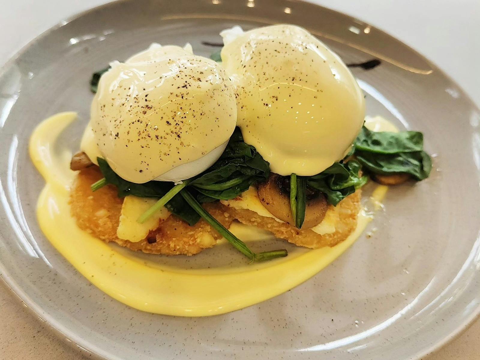 2 eggs benedict on a plate