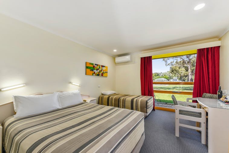 STANDARD TWIN ROOM