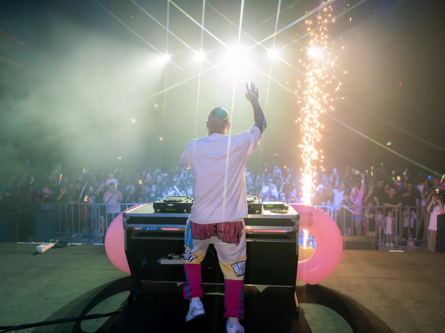 The artist Infront of a crowd of fans