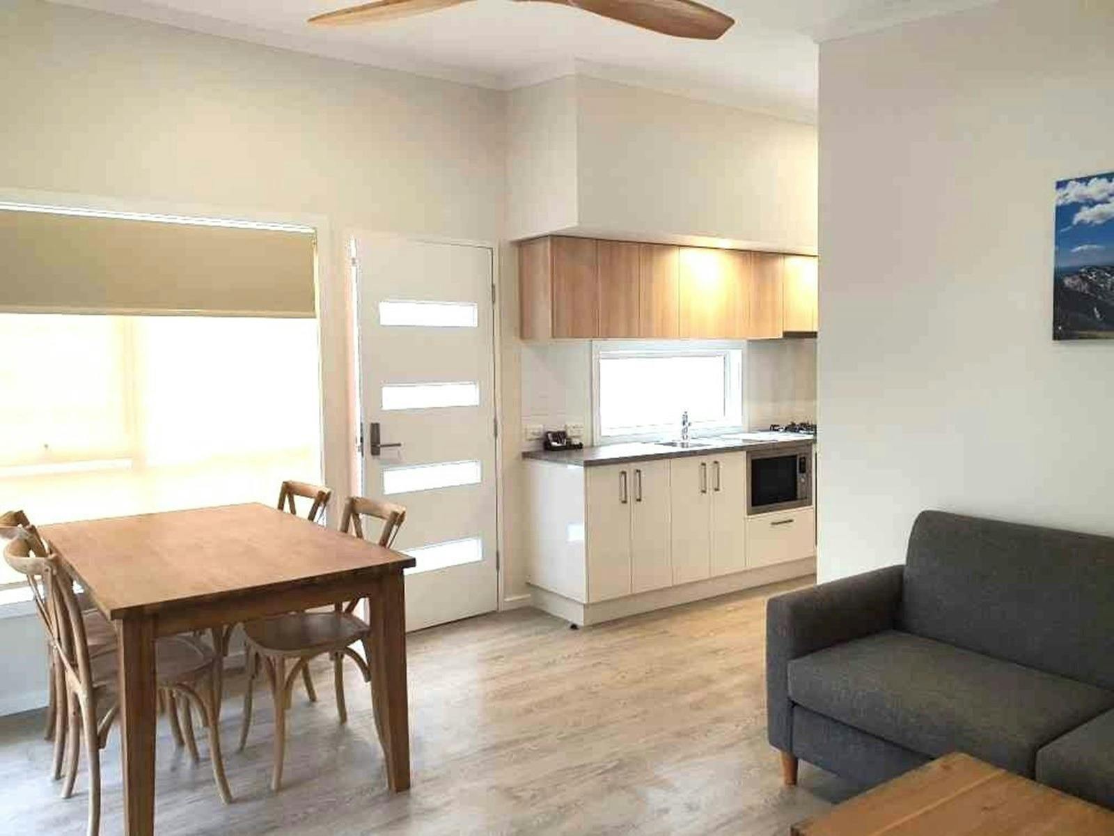 33243_discovery_parks_bright_deluxe_2_bedroom_access_cabin_sleeps_4_lounge_room