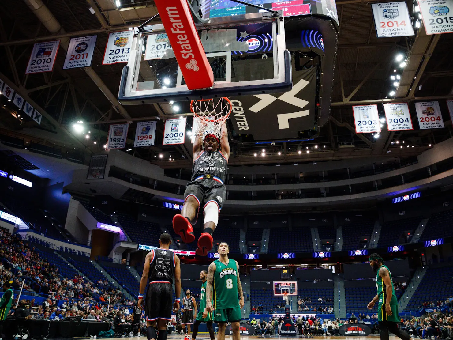 HarlemGlobetrottersDunk