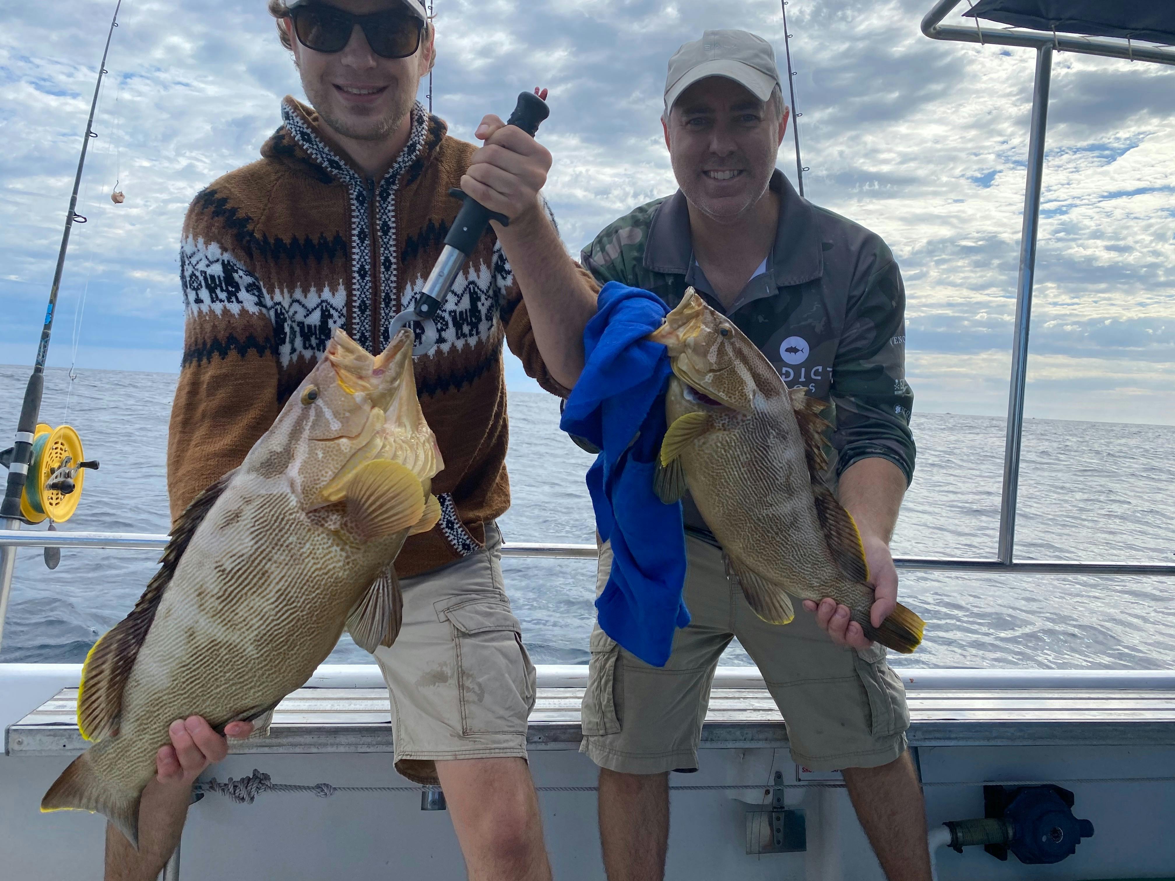 男孩們對毛利鱈魚的雙重勾搭感到滿意。