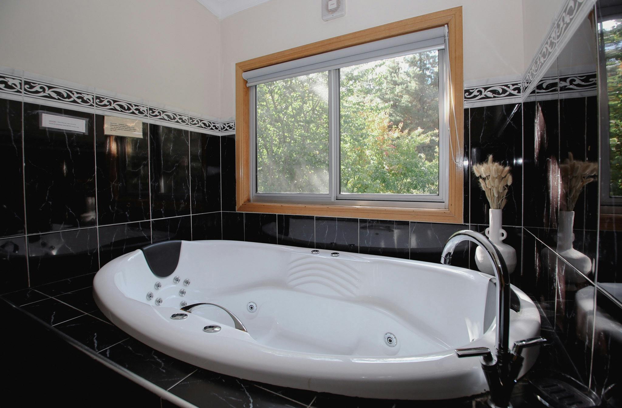 Monterey Spa Bath with Alpine Valley Getaways