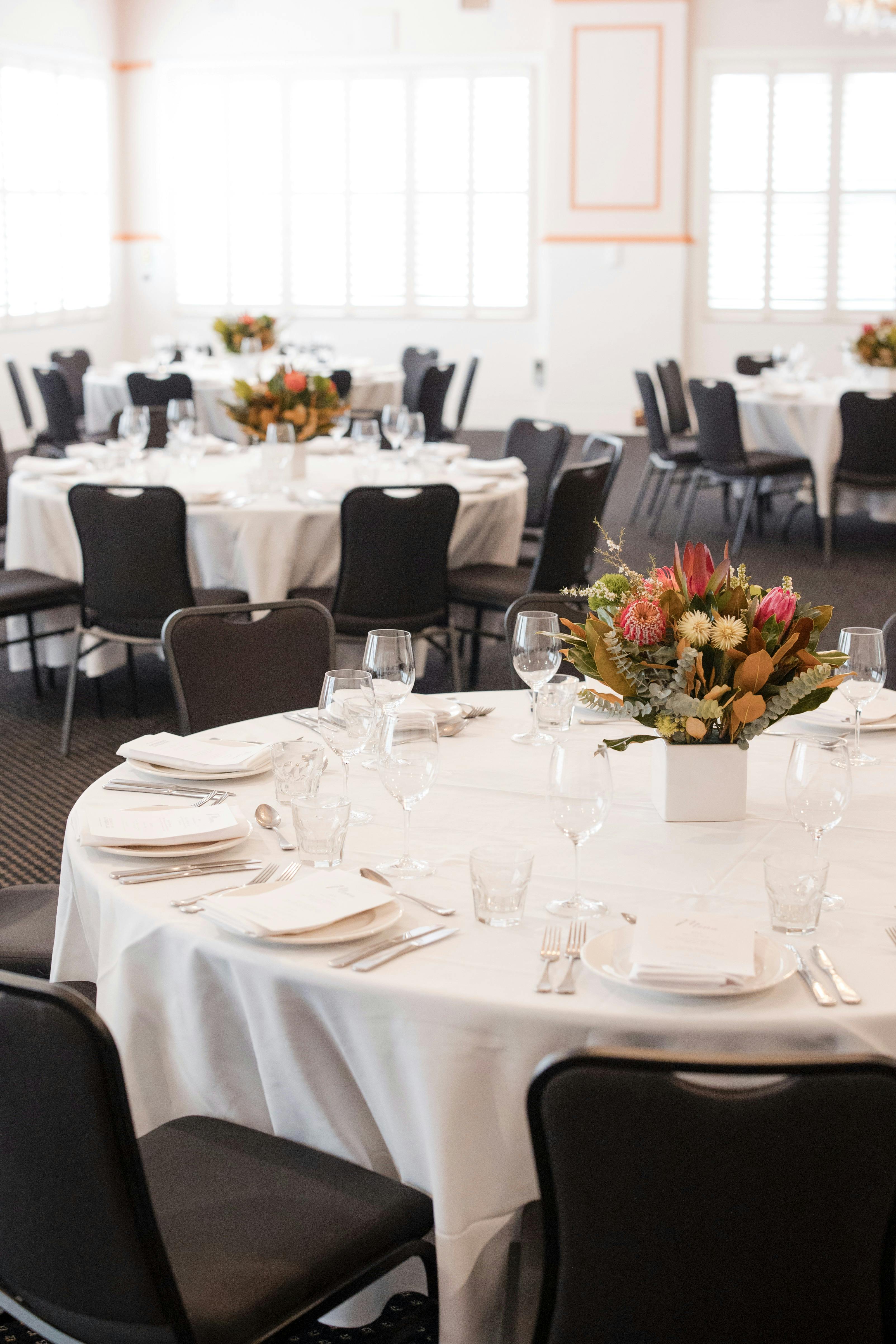 附桌椅的宴會廳