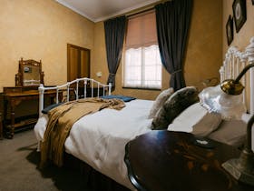 Mintaro Hideaway - Jollys Rest Bedroom with brass bed