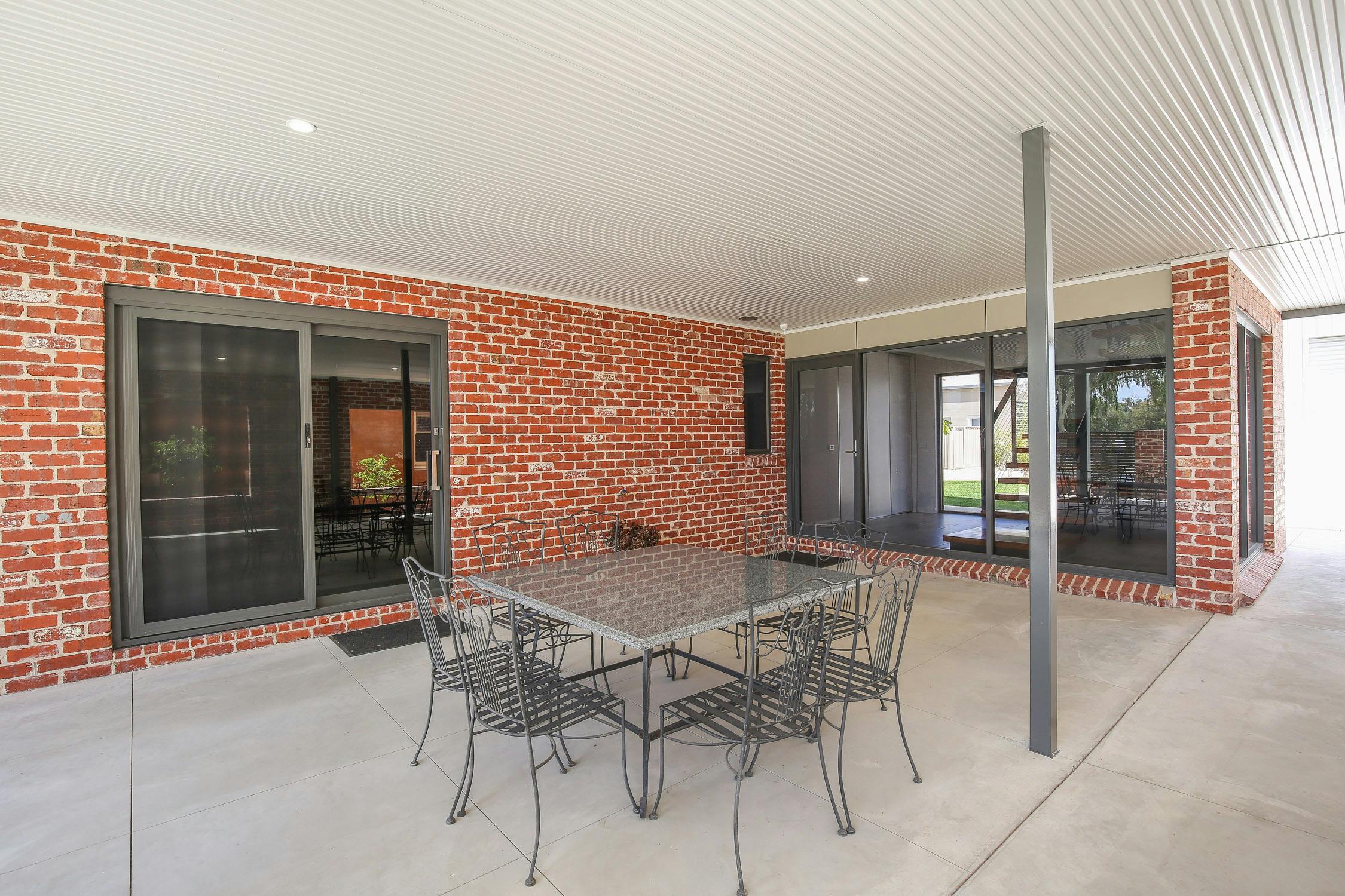 달링 강의 전망을 감상할 수 있는 야외 식사 공간이 있는 1층 입구