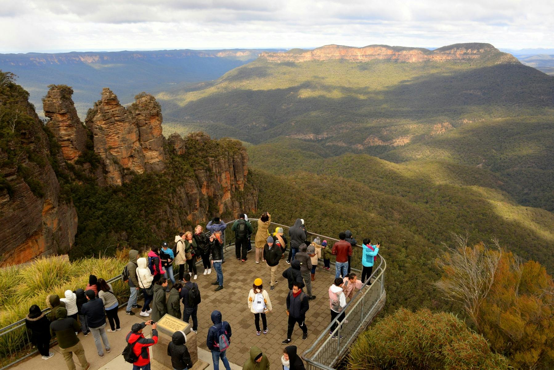 Must see lookout to visit in the Blue Mountains. Overlooking the famous 3 sisters at Echo Point.
