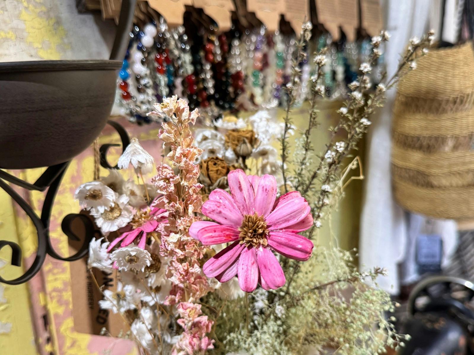 棉花棚屋 (The Cotton Shed) 出售乾燥花、復古展覽和水晶手鐲。