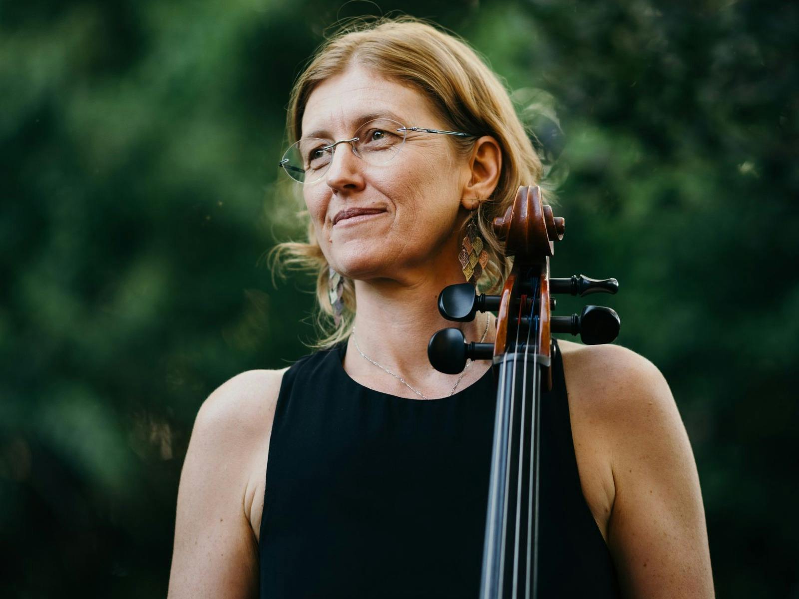 A photo of Alison Smith O'Connell the cellist