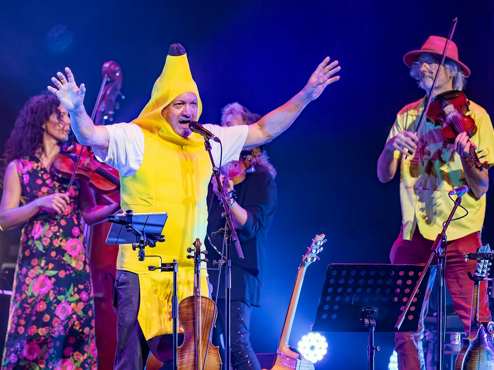 George Waschmaschine im Bananenkostüm bei der Golden Fiddle Show 2026