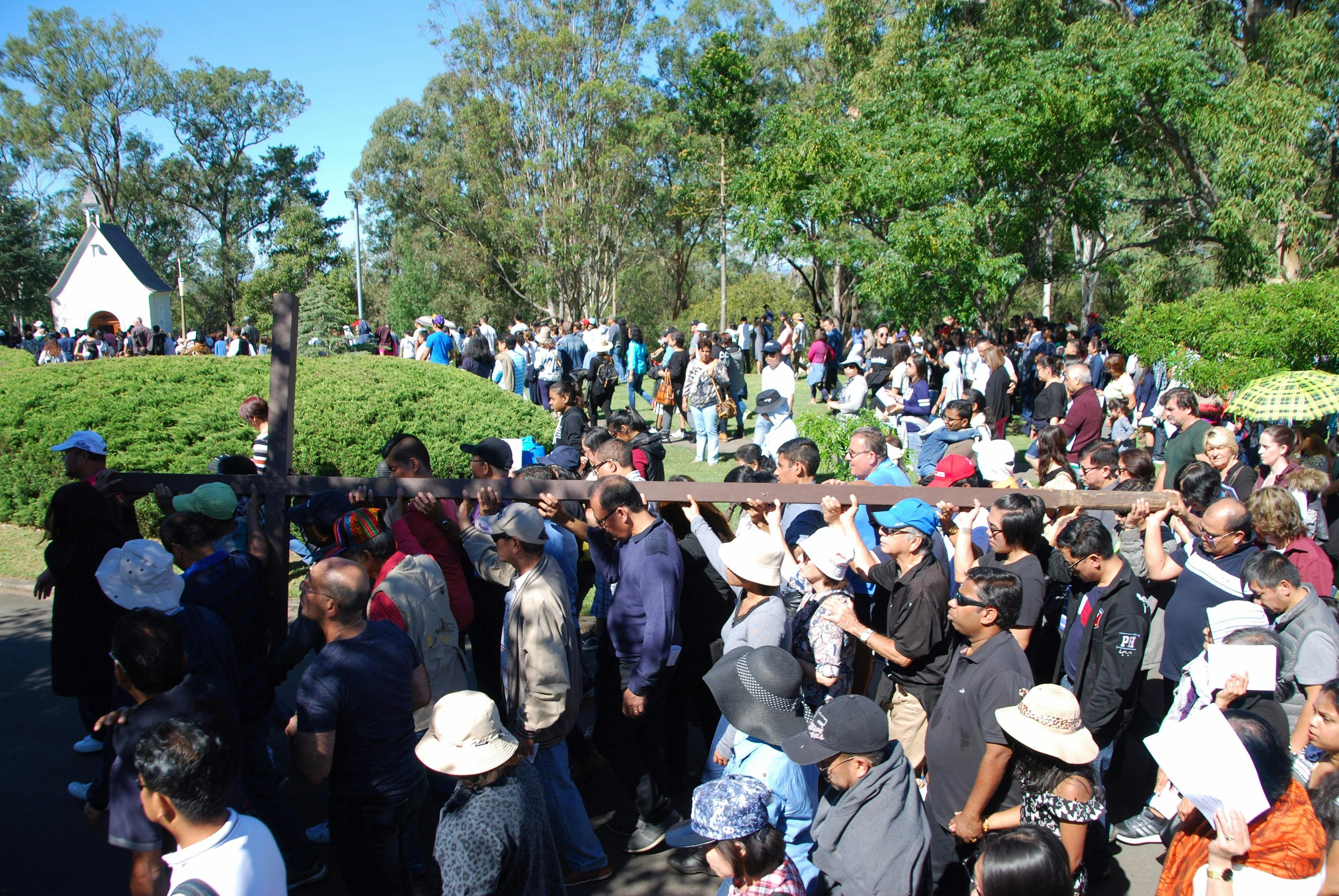 Kreuzwegstationen finden jeden Karfreitag um 10 Uhr vom Tal zum Heiligtum statt