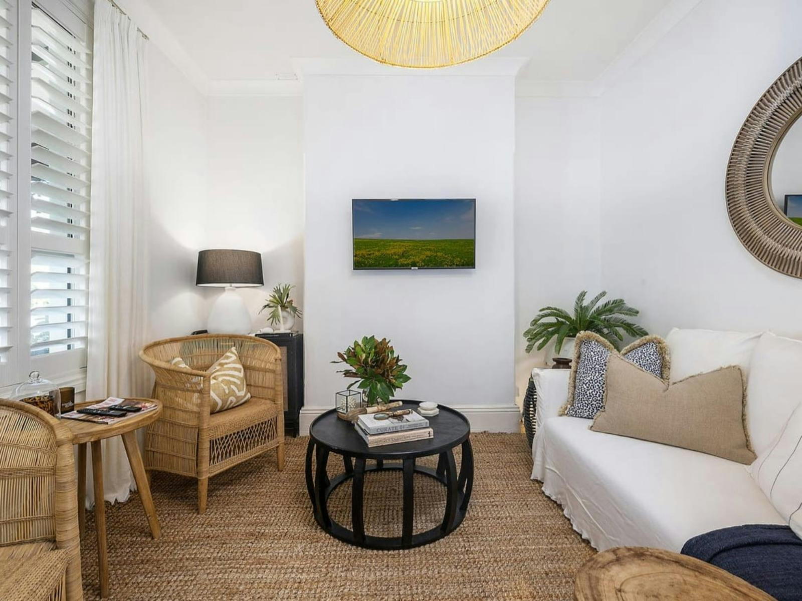 편안한 소파와 라탄 안락의자가 있는 고급스러운 라운지 공간