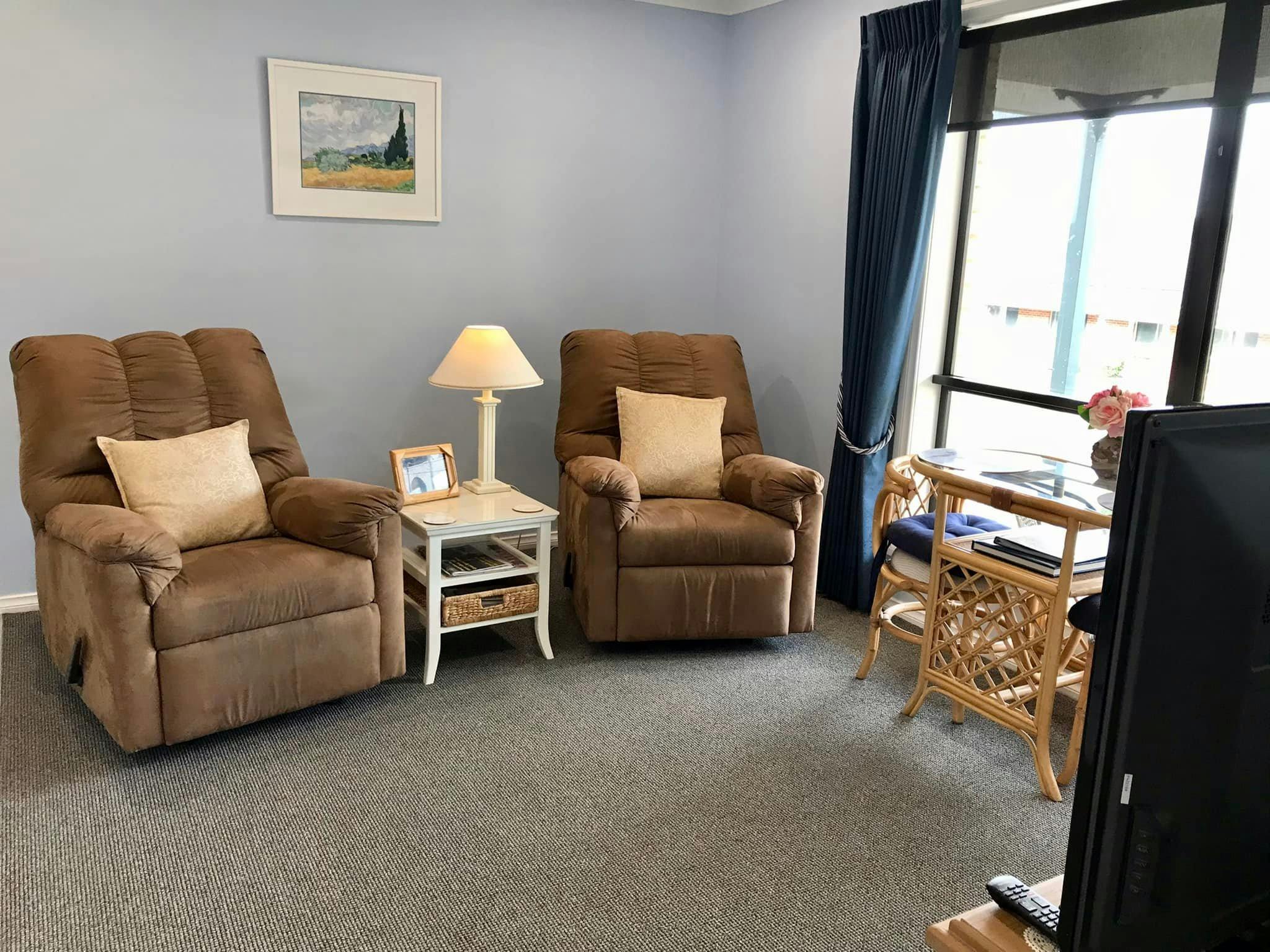 High Country Outlook B&B, Yackandandah  - Lounge with recliners & dining nook