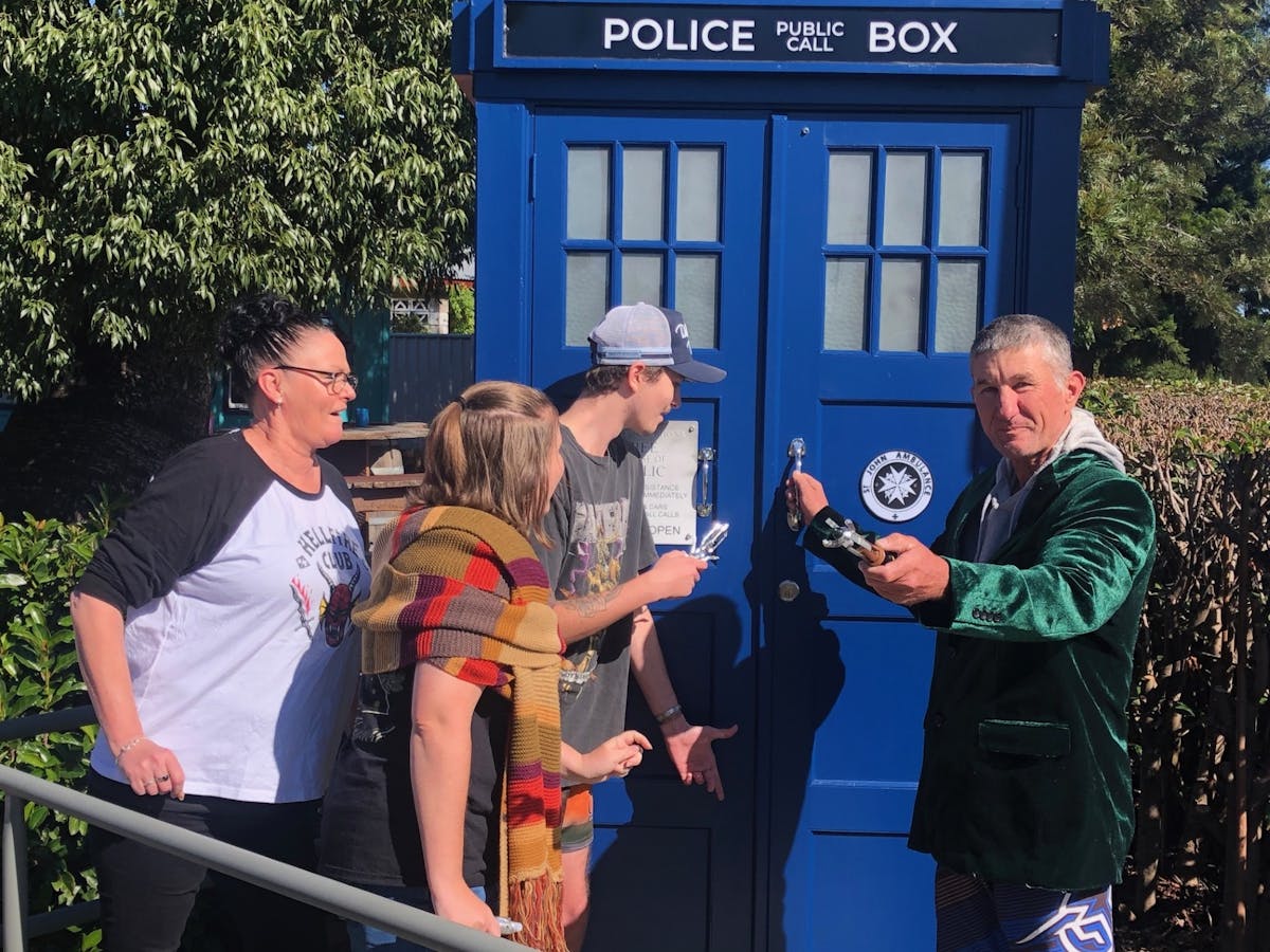 Free Tardis photo stand