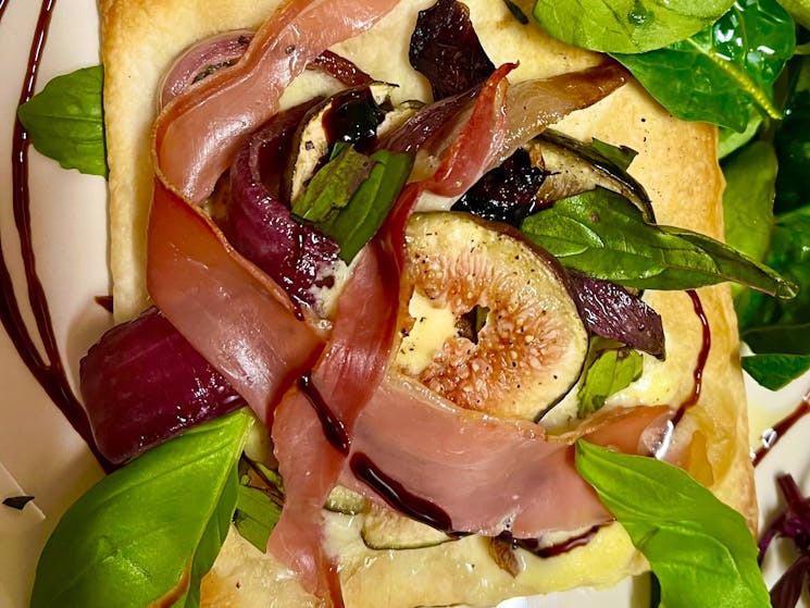 fig tart with prosciutto and gorgonzola