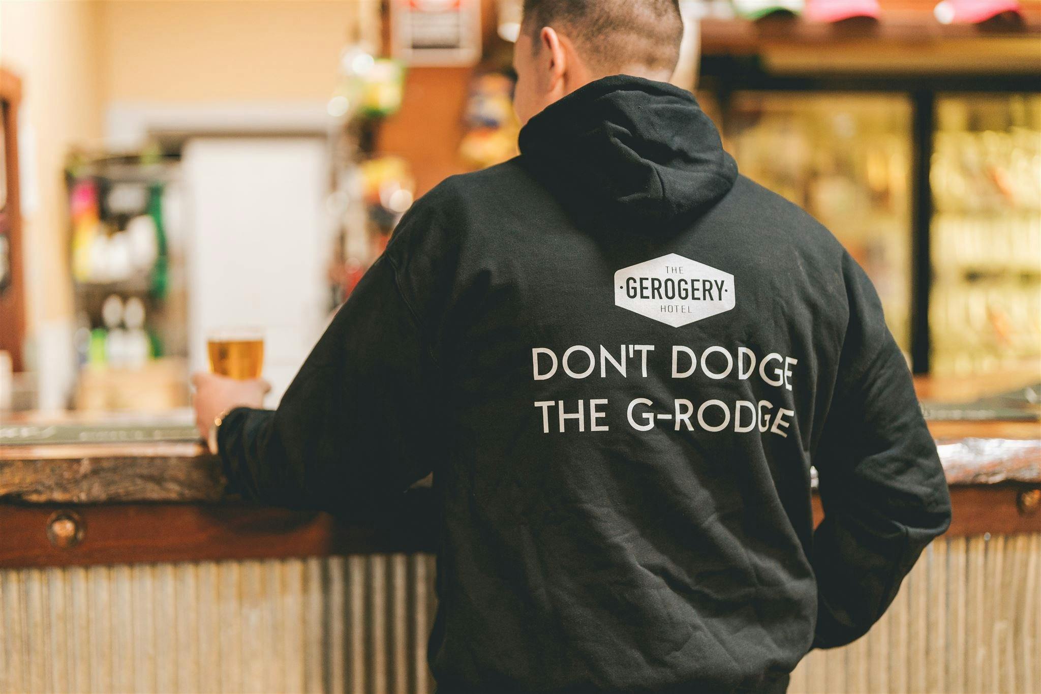 바에서 음료를 주문하는 남자