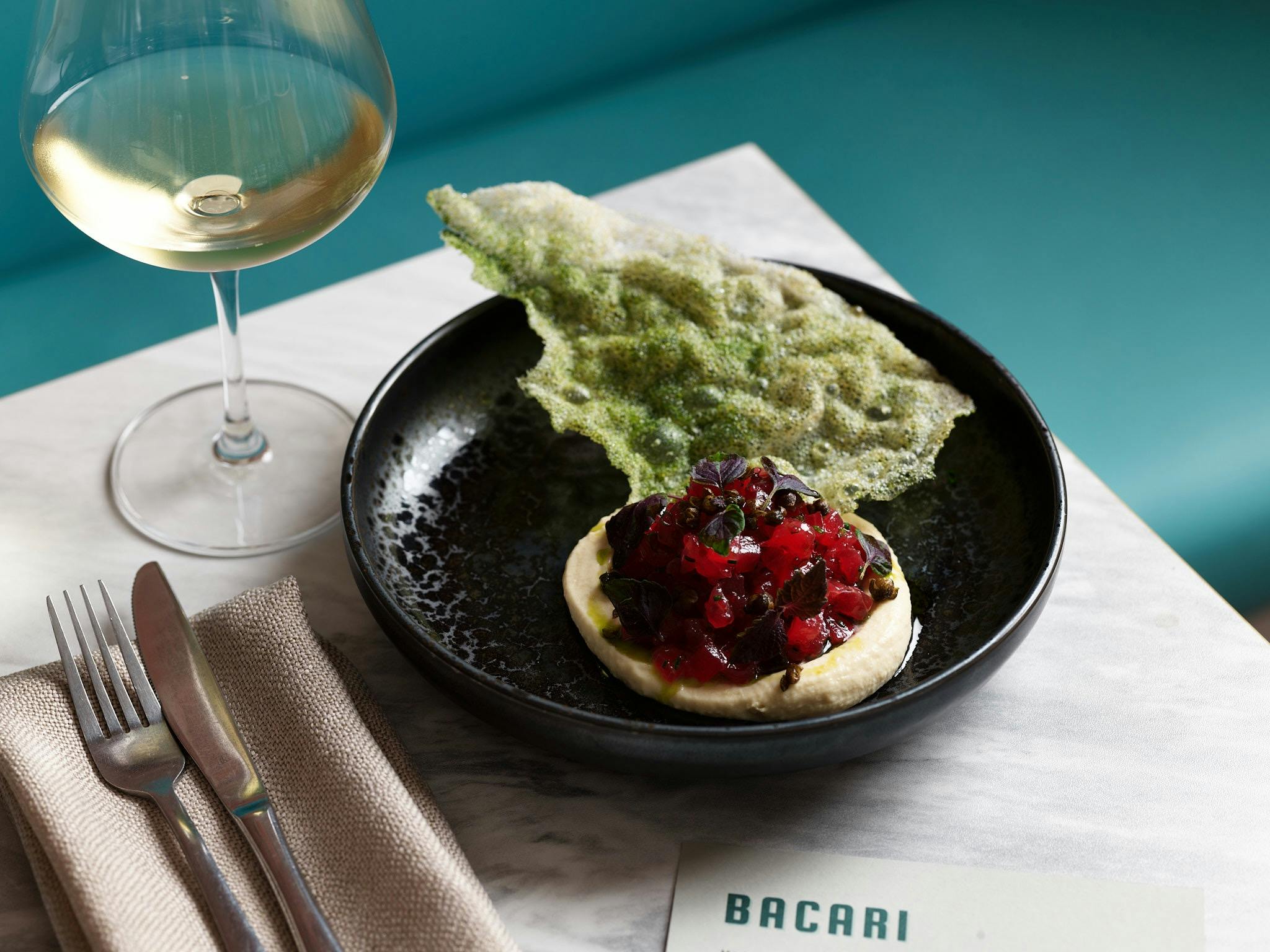 Bacari_韃靼牛肉、發酵辣椒蛋黃醬、發酵蘿蔔、納許梨、海藻餅乾