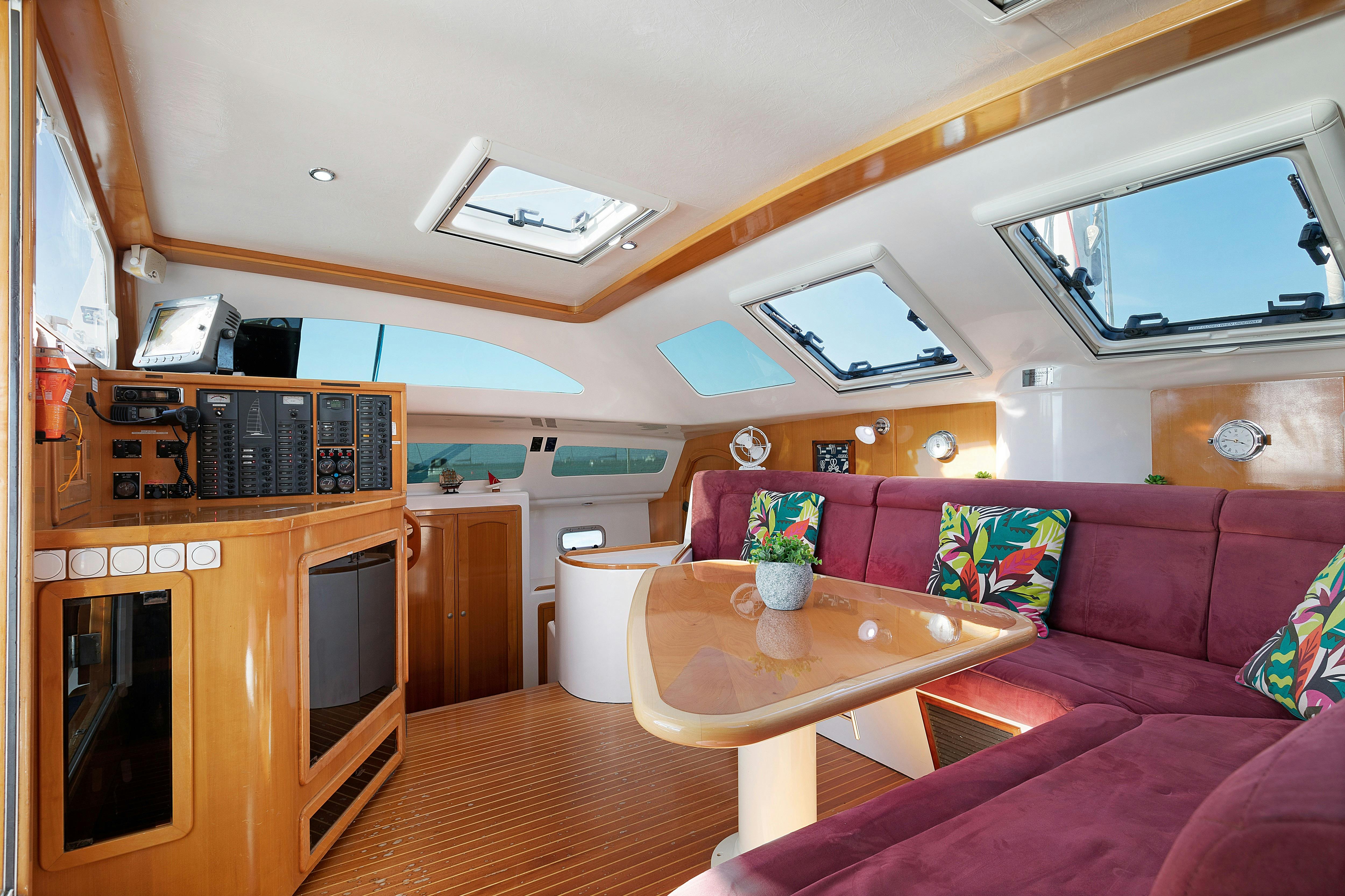 "Mango Tango", Saloon