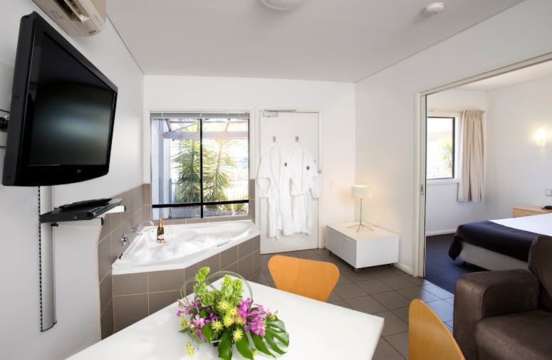 WATERFRONT 1 BEDROOM SPA APARTMENT
