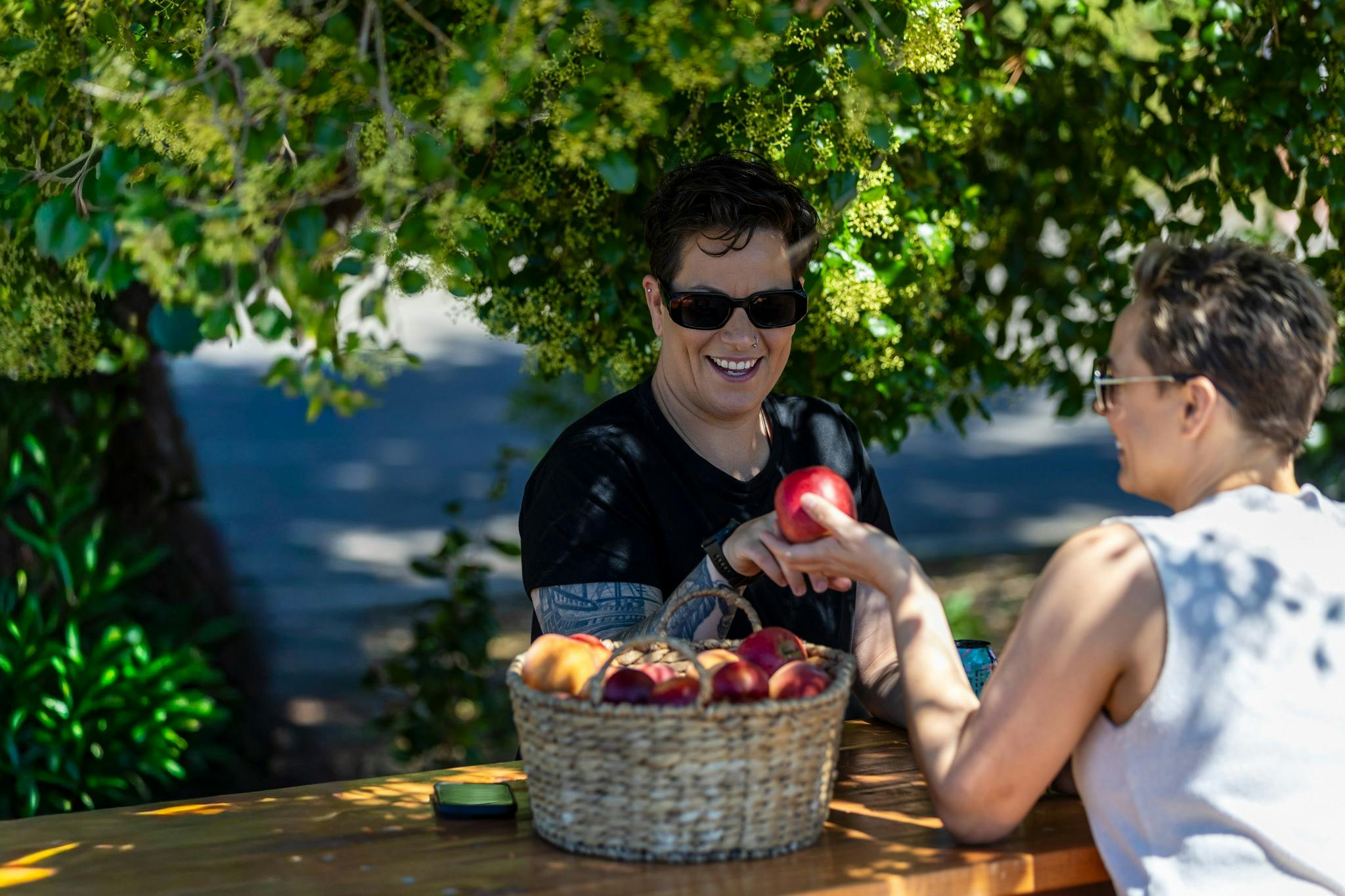 享用果園裡採摘的水果