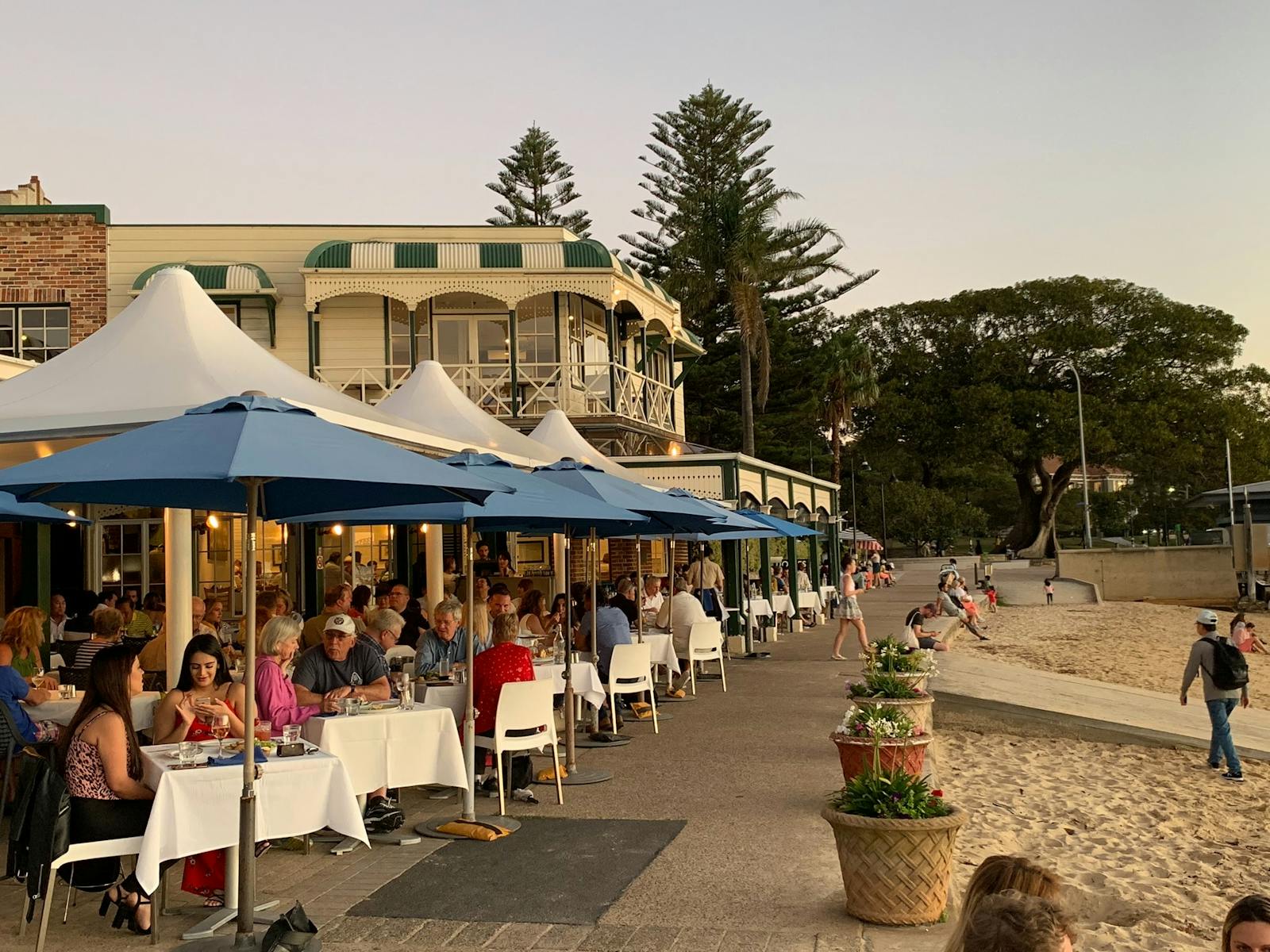 해가 지는 것을 보고 페리를 타고 도시로 돌아갑니다.