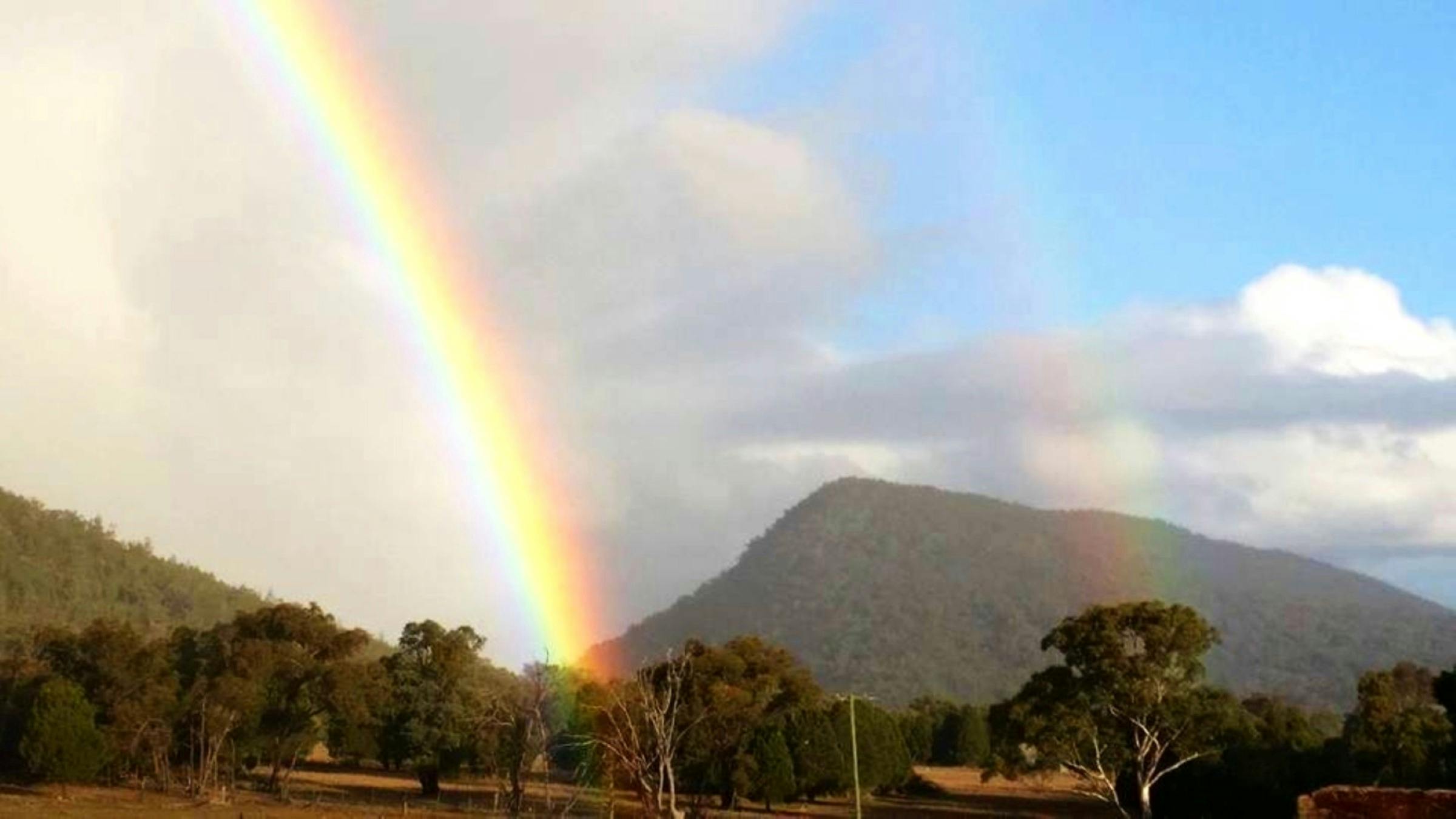 昆比远上空的彩虹