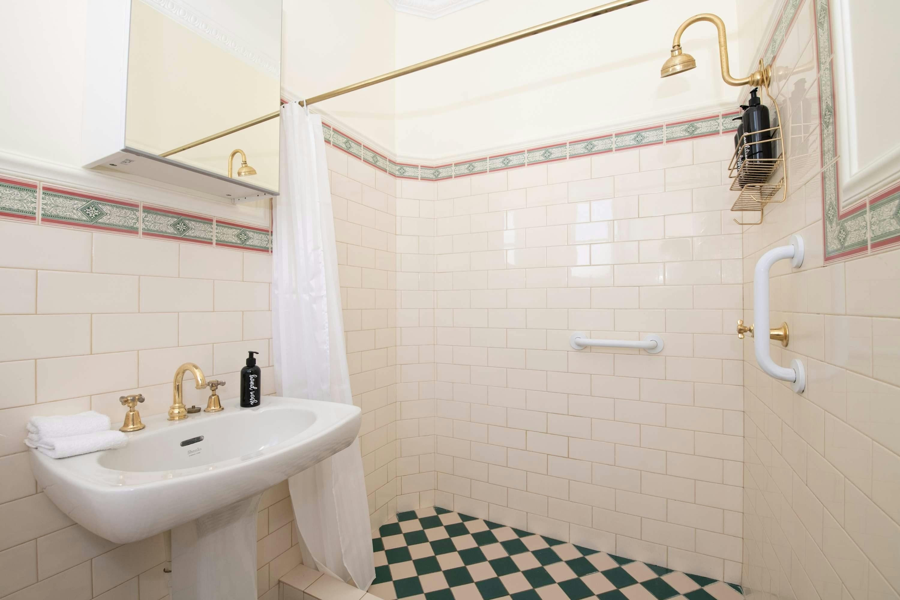 샤워기와 세면대가 있는 욕실