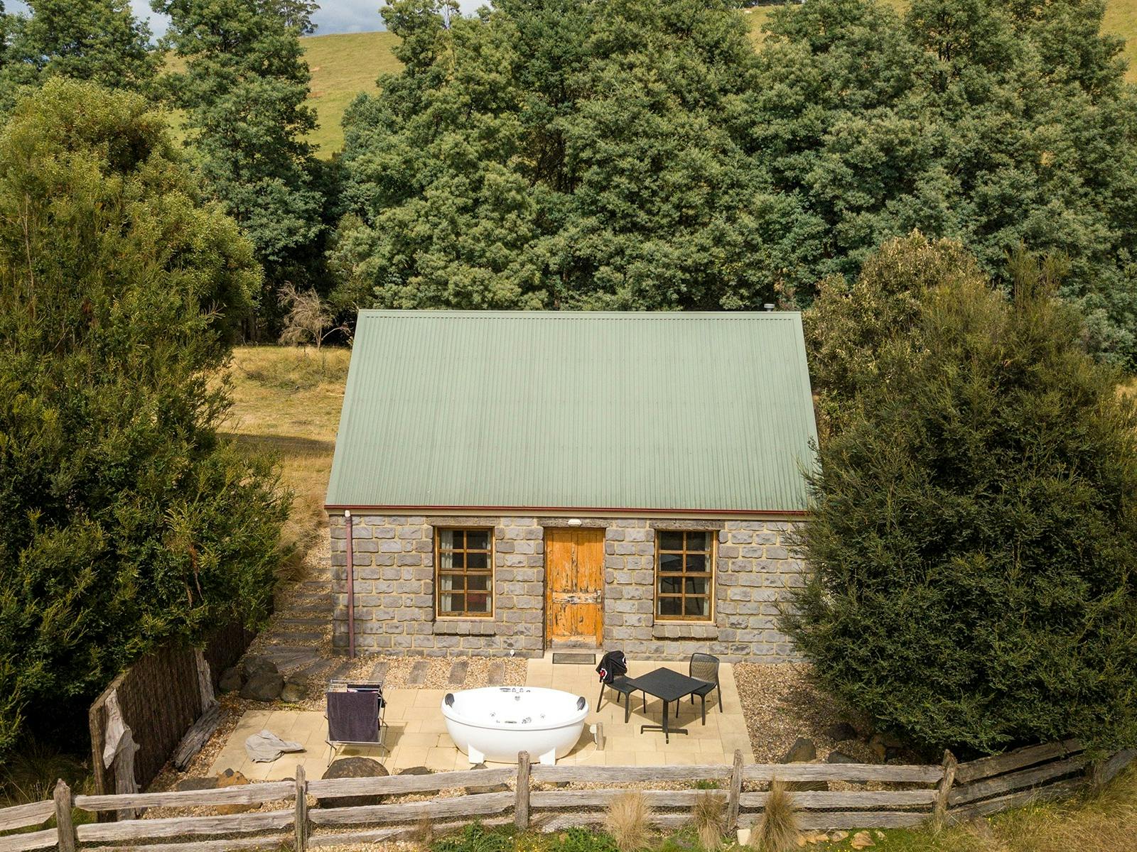 Bluestone cottage with spa bath in front