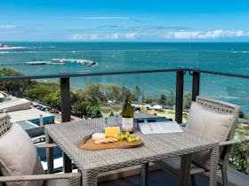 Oaks Redcliffe Mon Komo Suites