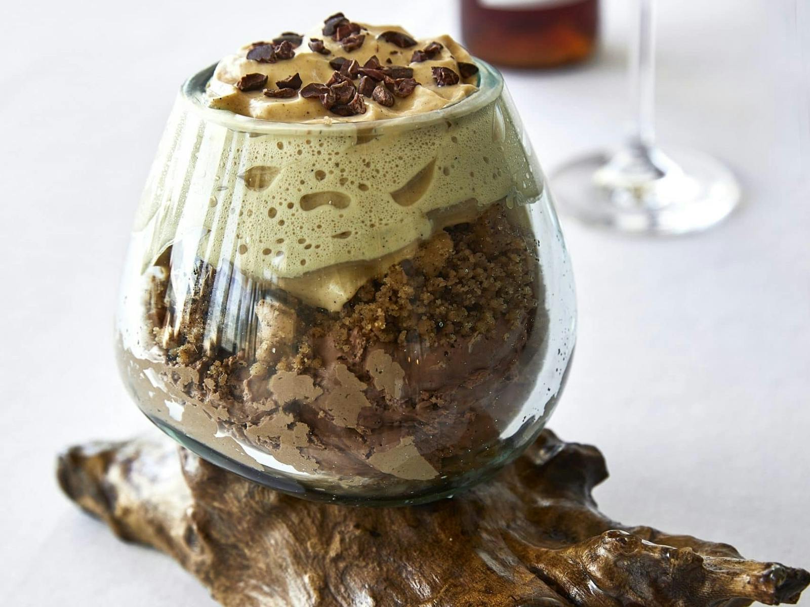 特注のガラスと流木の器に盛り付けられた、おいしいチョコレートとキャラメルのデザートの写真です