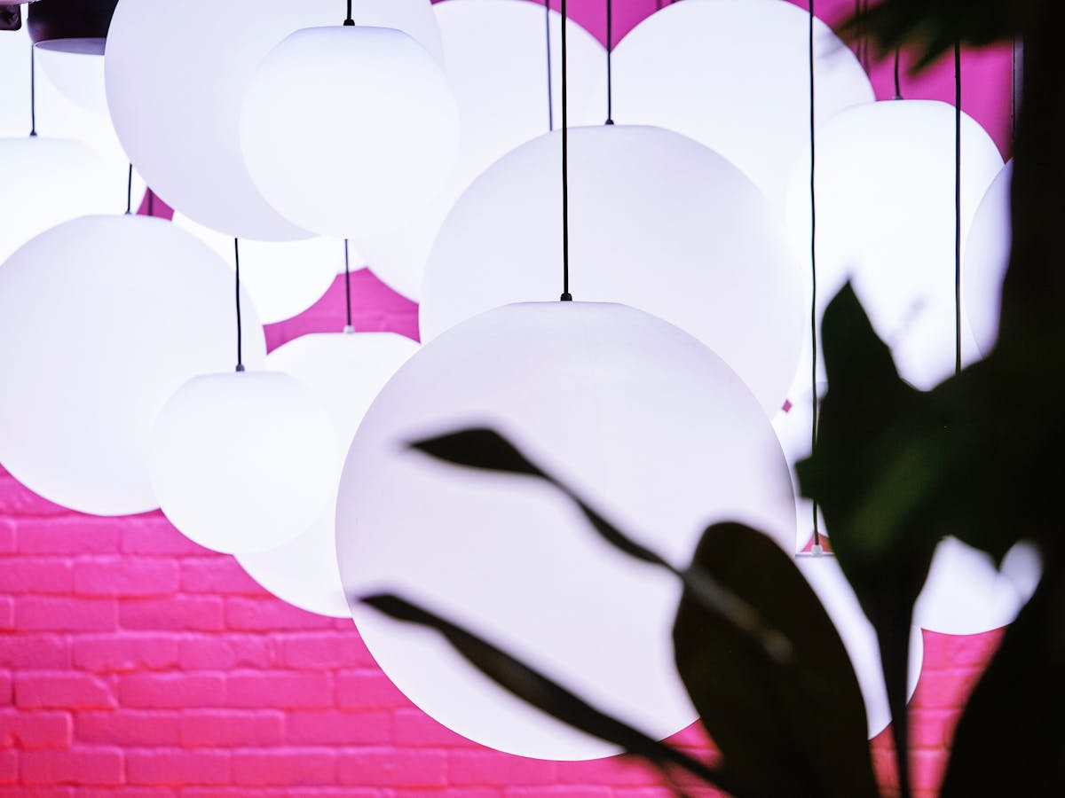 Detailed shot of the floating light installation at PingPong Restaurant