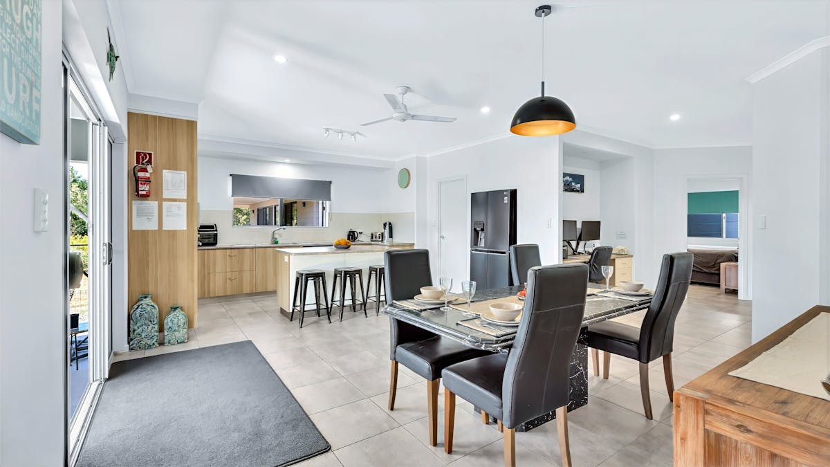 “Family-friendly holiday home with open-plan kitchen and dining area in Hideaway Bay Whitsundays