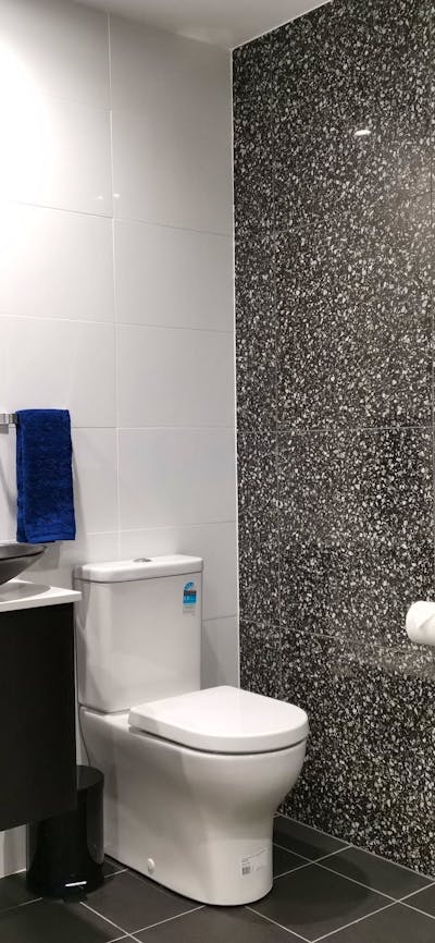 Abbey Motel bathroom