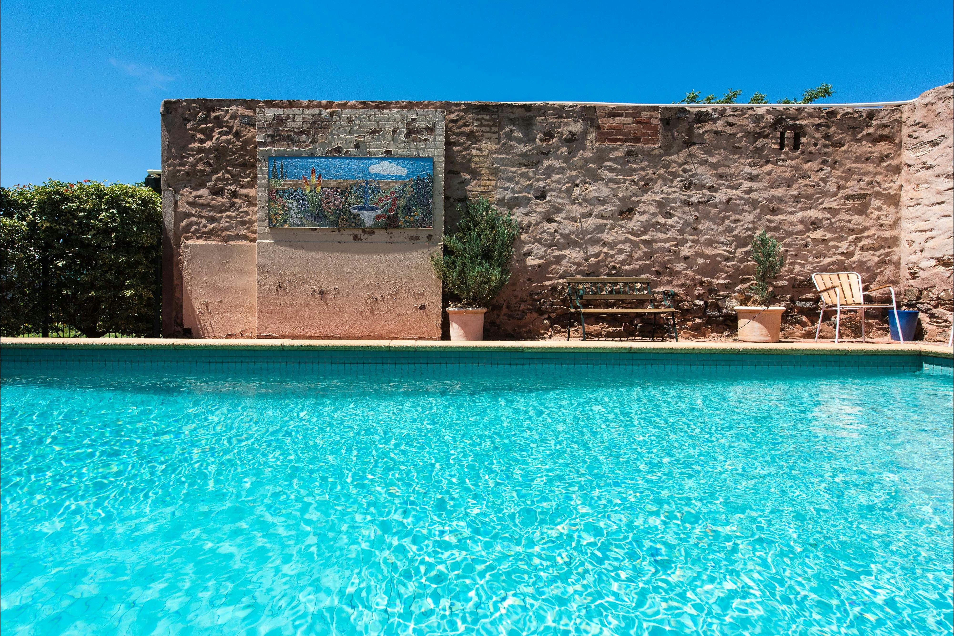 古い厩舎の壁の中のプール