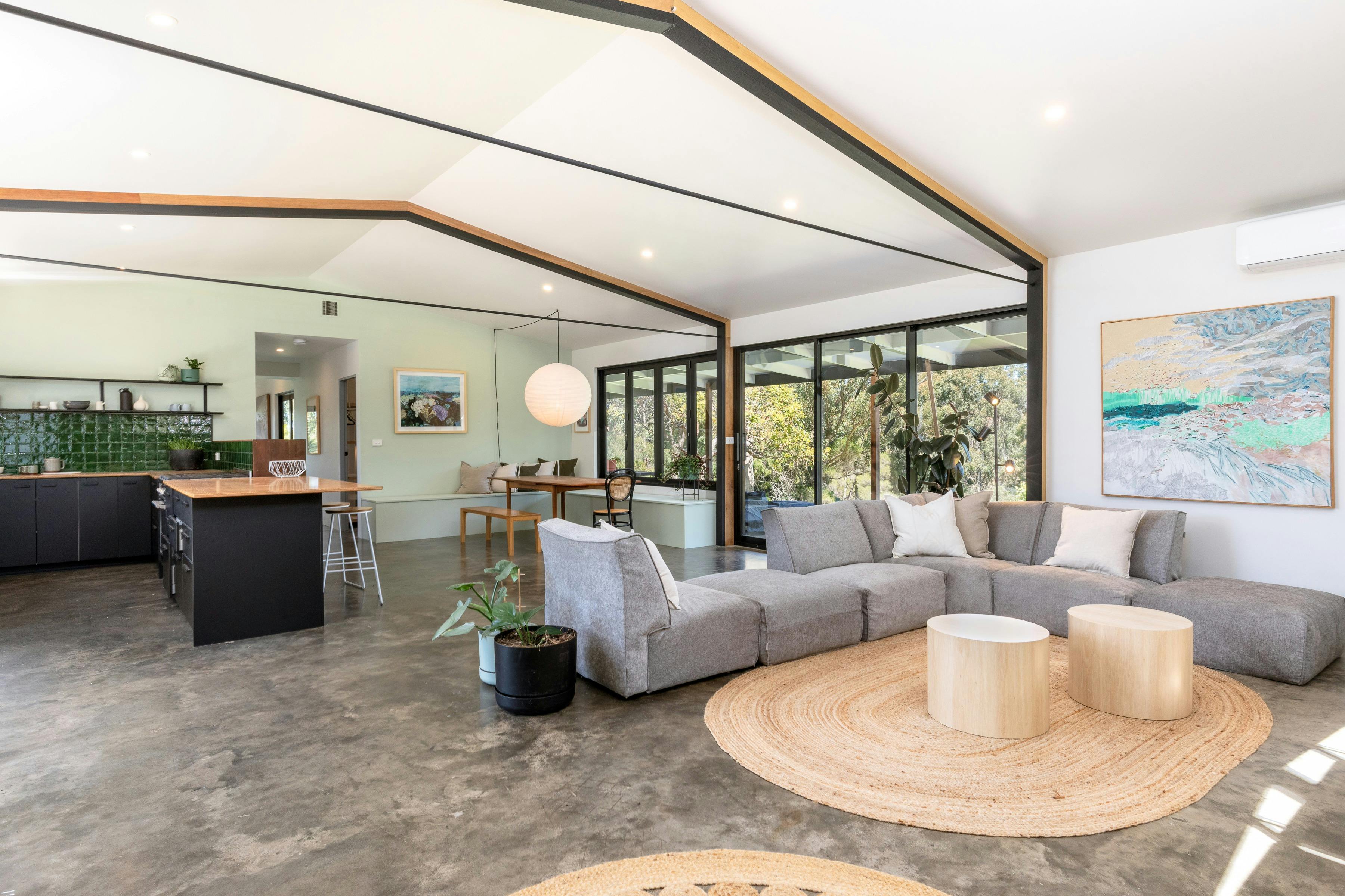 暖炉のある広々としたオープンプランのリビングルーム