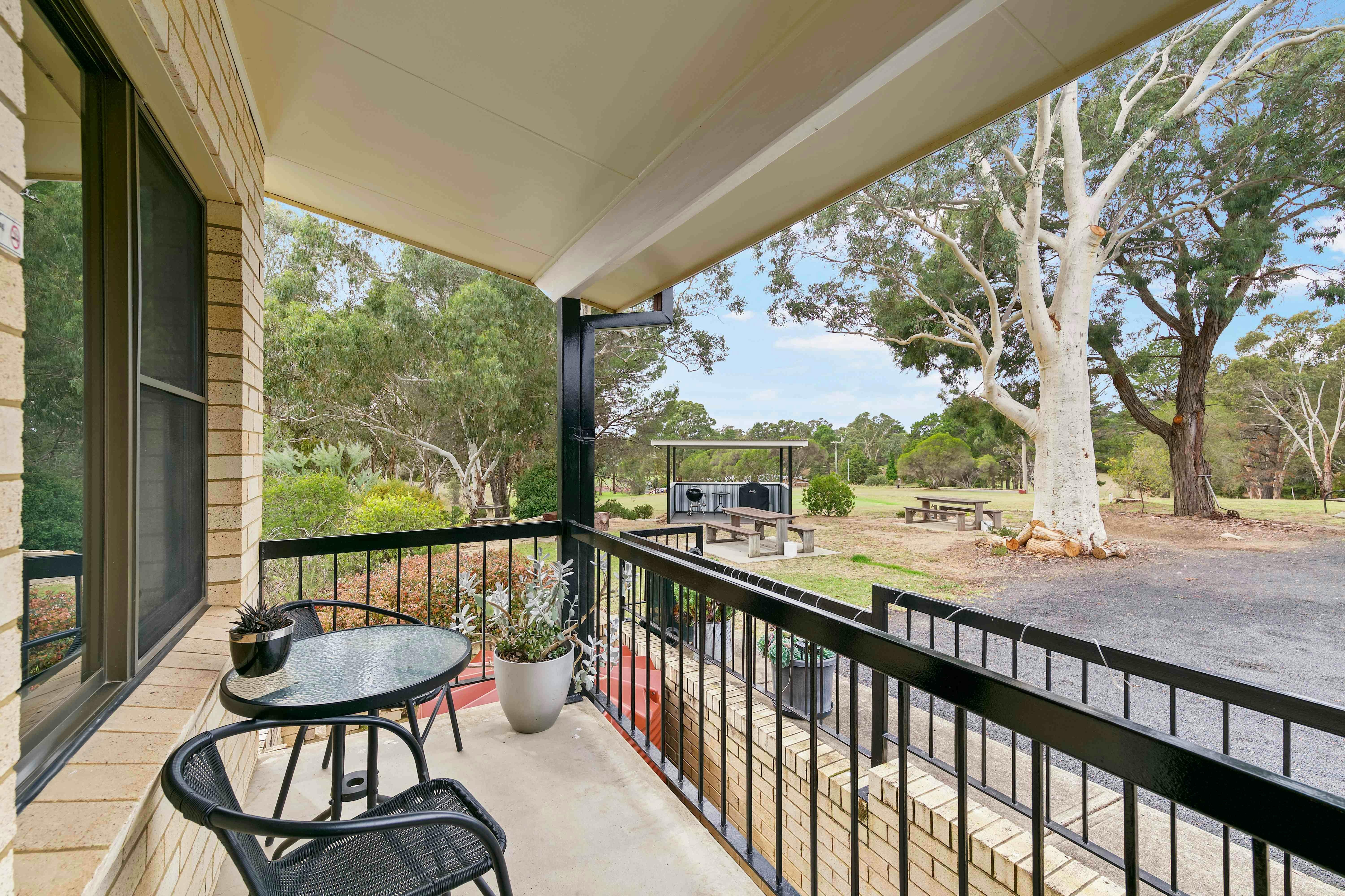 바비큐 공간과 골프장이 내려다보이는