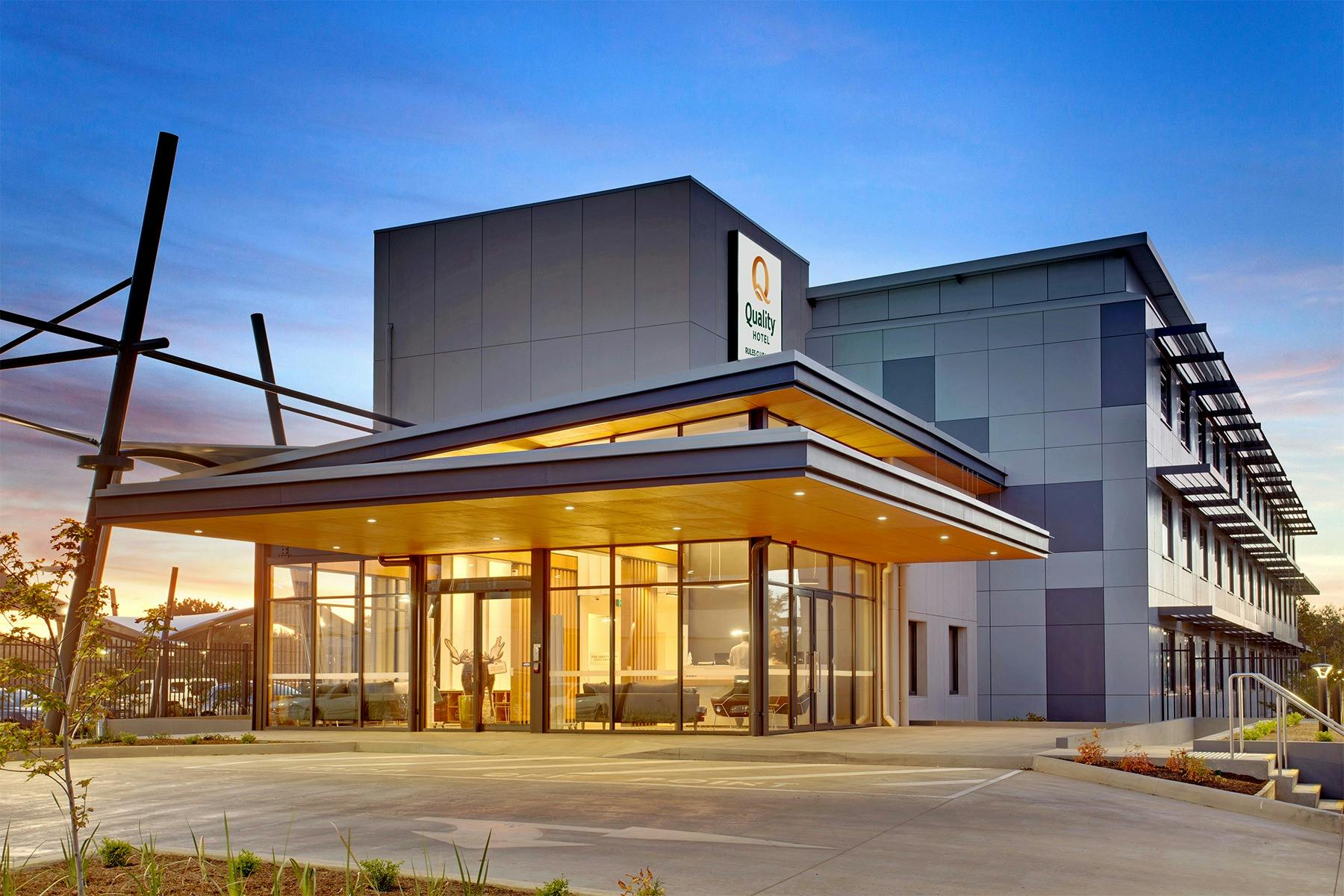Quality Hotel Rules Club entrance at sunset Wagga Wagga